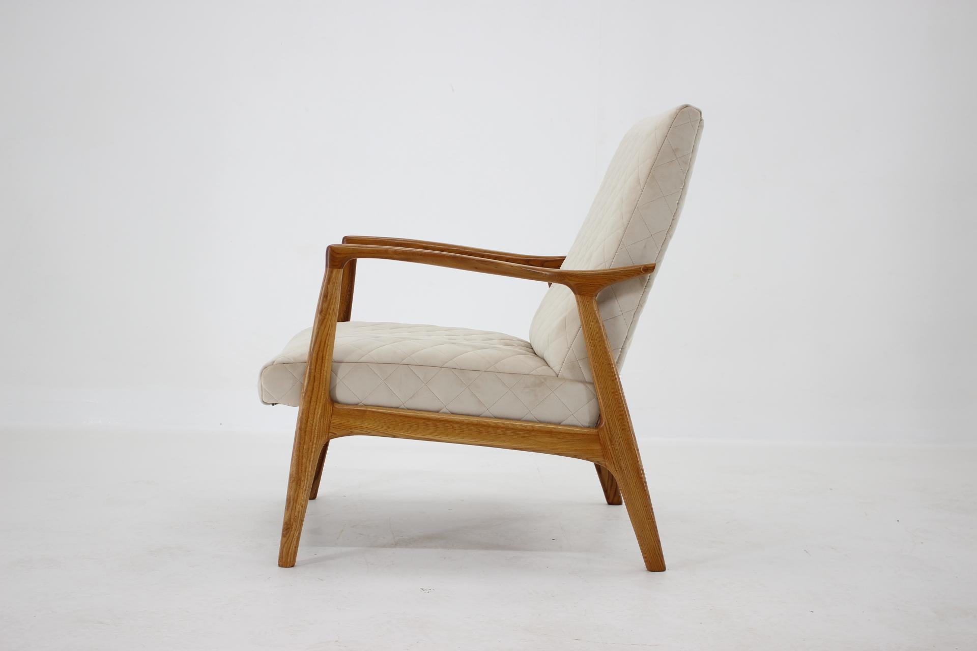 - Newly upholstered 
- The wooden parts have been repolished 
- Height of seat 39cm.