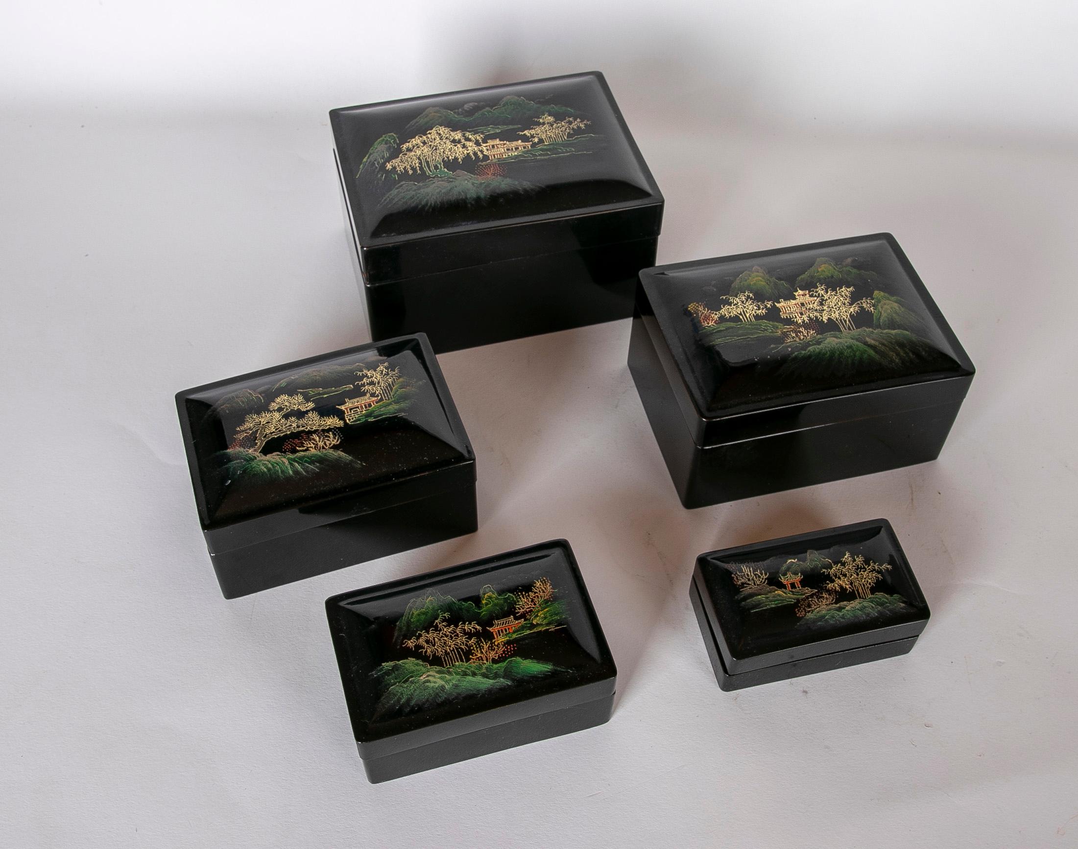 1970s Oriental Set of Five Hand-Painted  Lacquer Boxes  In Good Condition For Sale In Marbella, ES