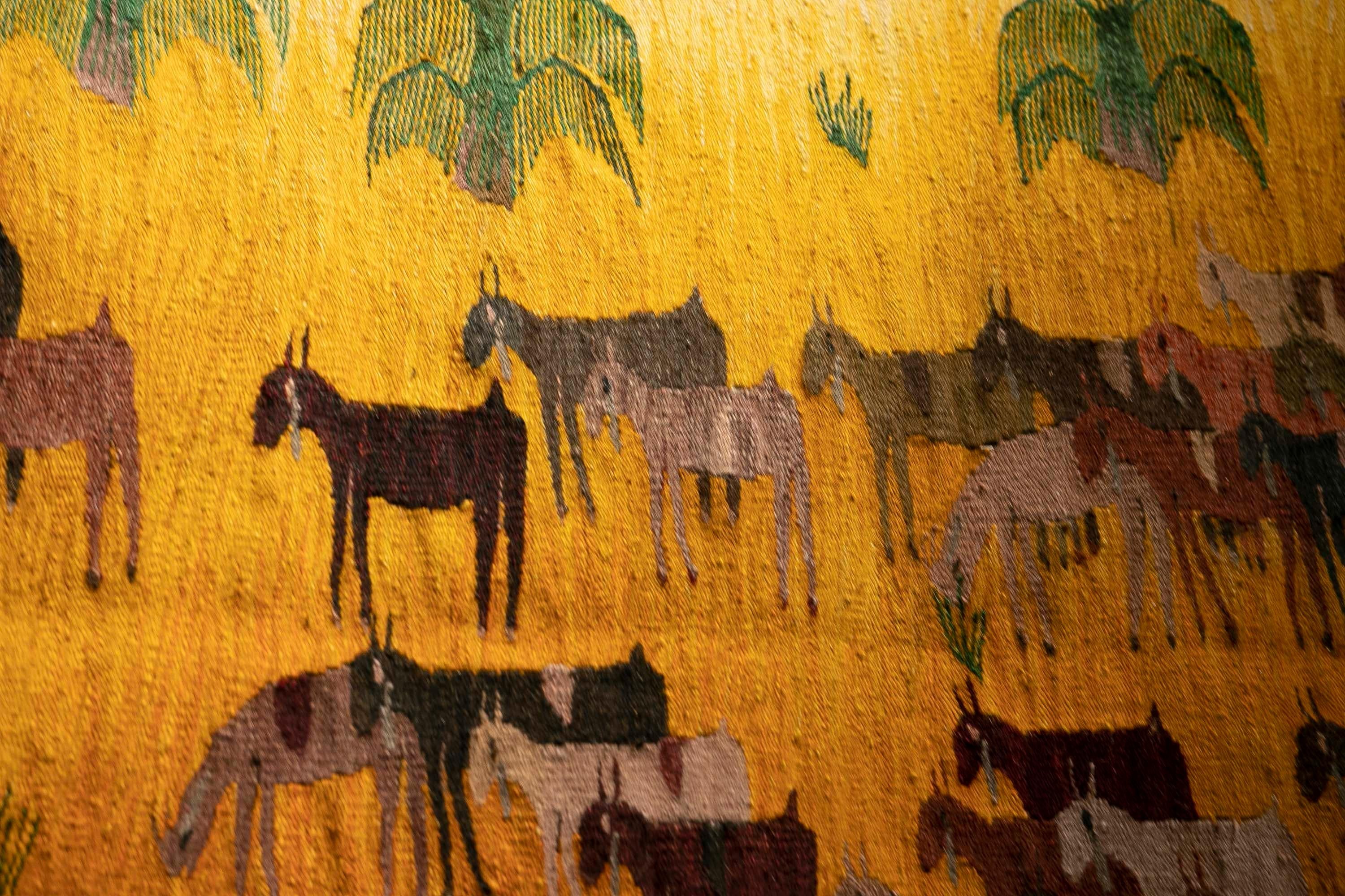 Handgefertigter Wandteppich im orientalischen Stil der 1970er Jahre mit einem Hirten mit seinen Tieren  10