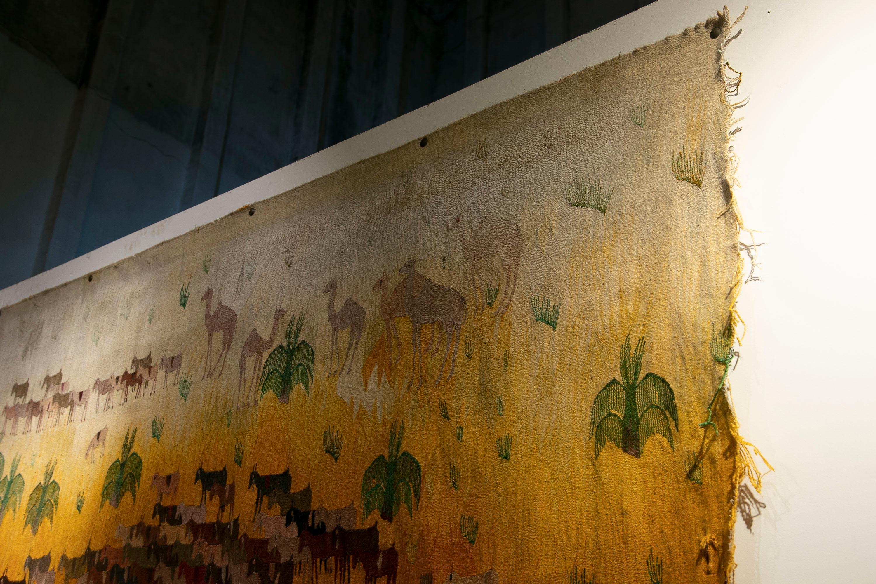 Handgefertigter Wandteppich im orientalischen Stil der 1970er Jahre mit einem Hirten mit seinen Tieren  4