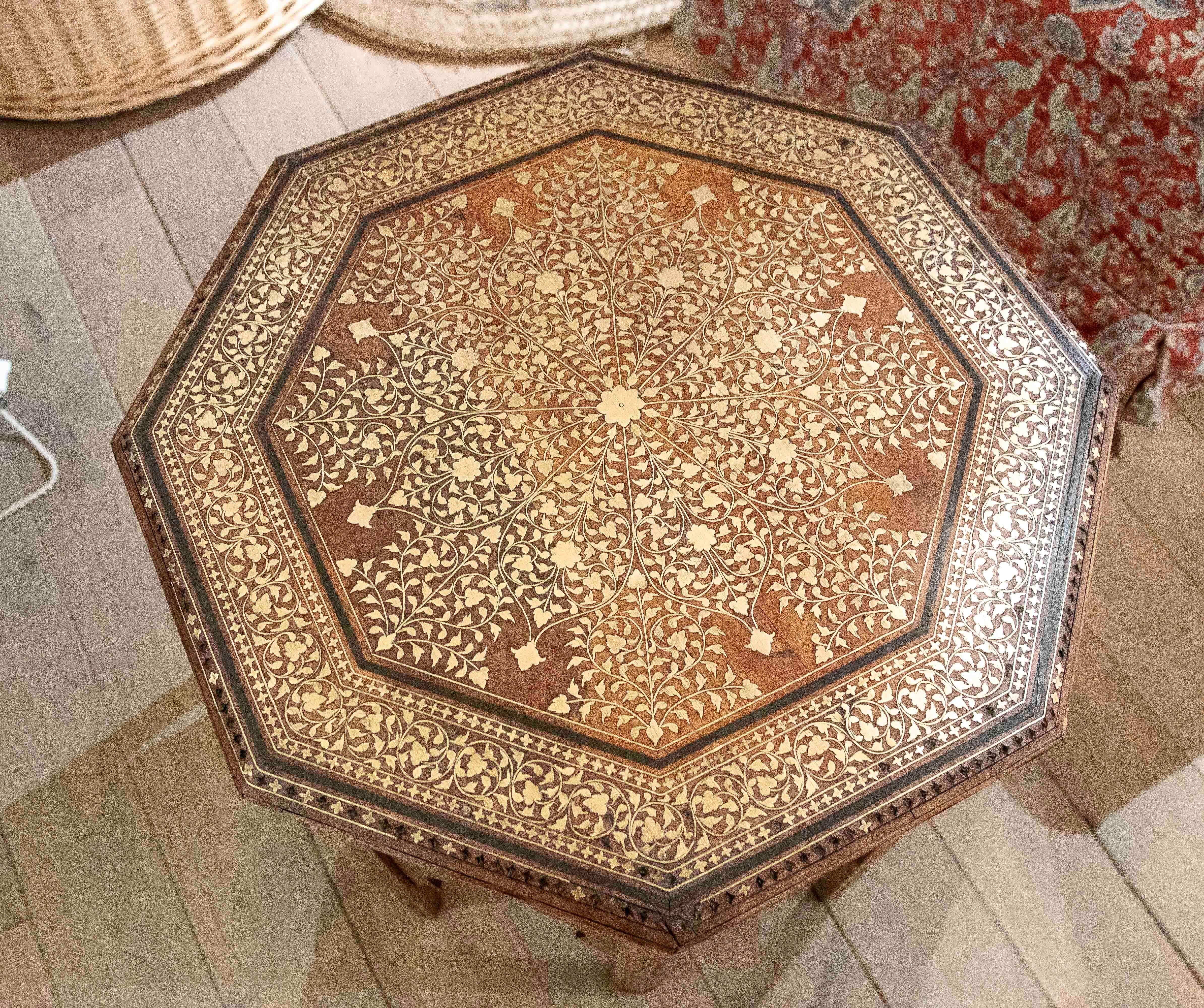 1970 Table octogonale de style oriental avec marqueterie de laiton en vente 3