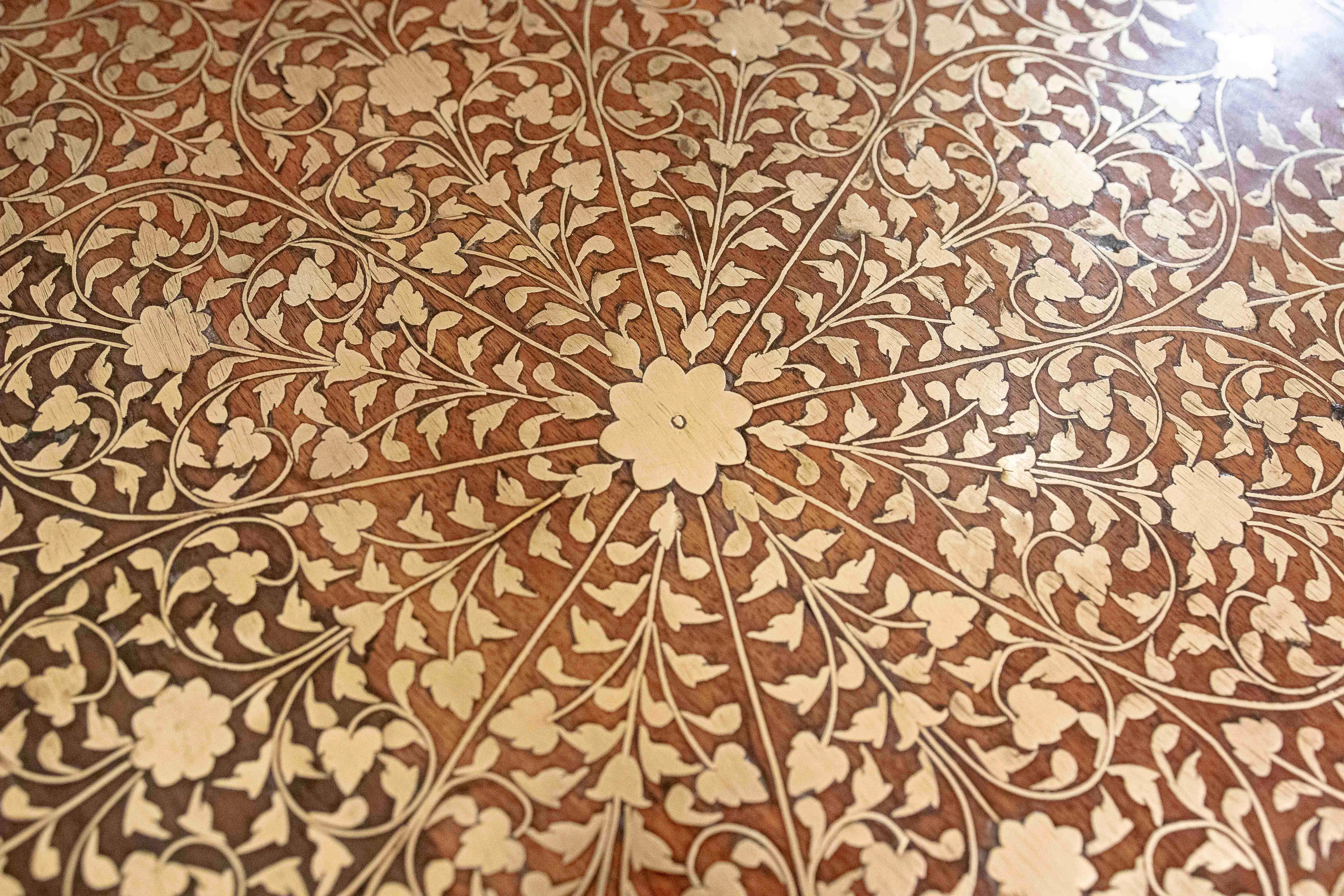 1970 Table octogonale de style oriental avec marqueterie de laiton en vente 4