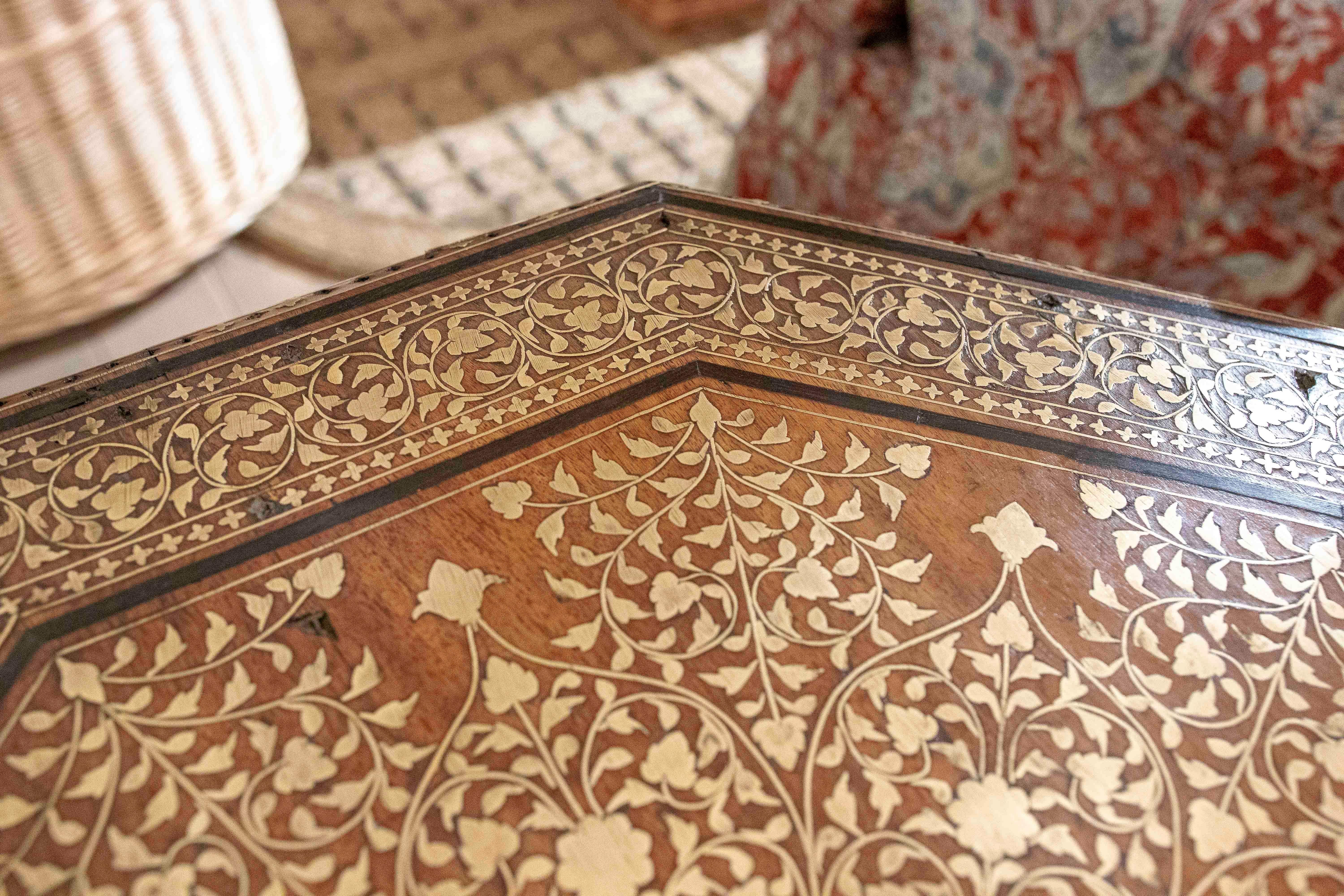 1970 Table octogonale de style oriental avec marqueterie de laiton en vente 5