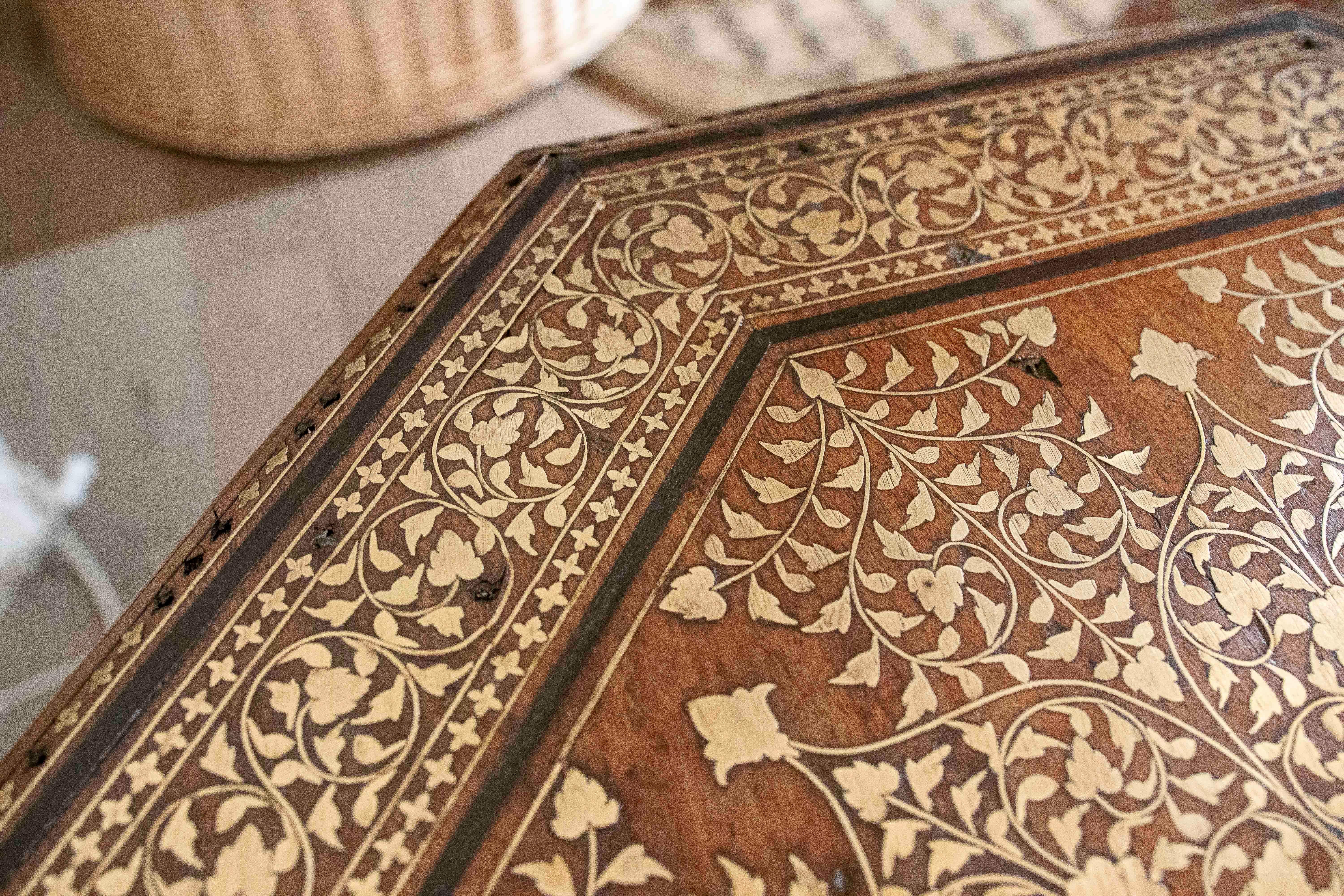 1970 Table octogonale de style oriental avec marqueterie de laiton en vente 6