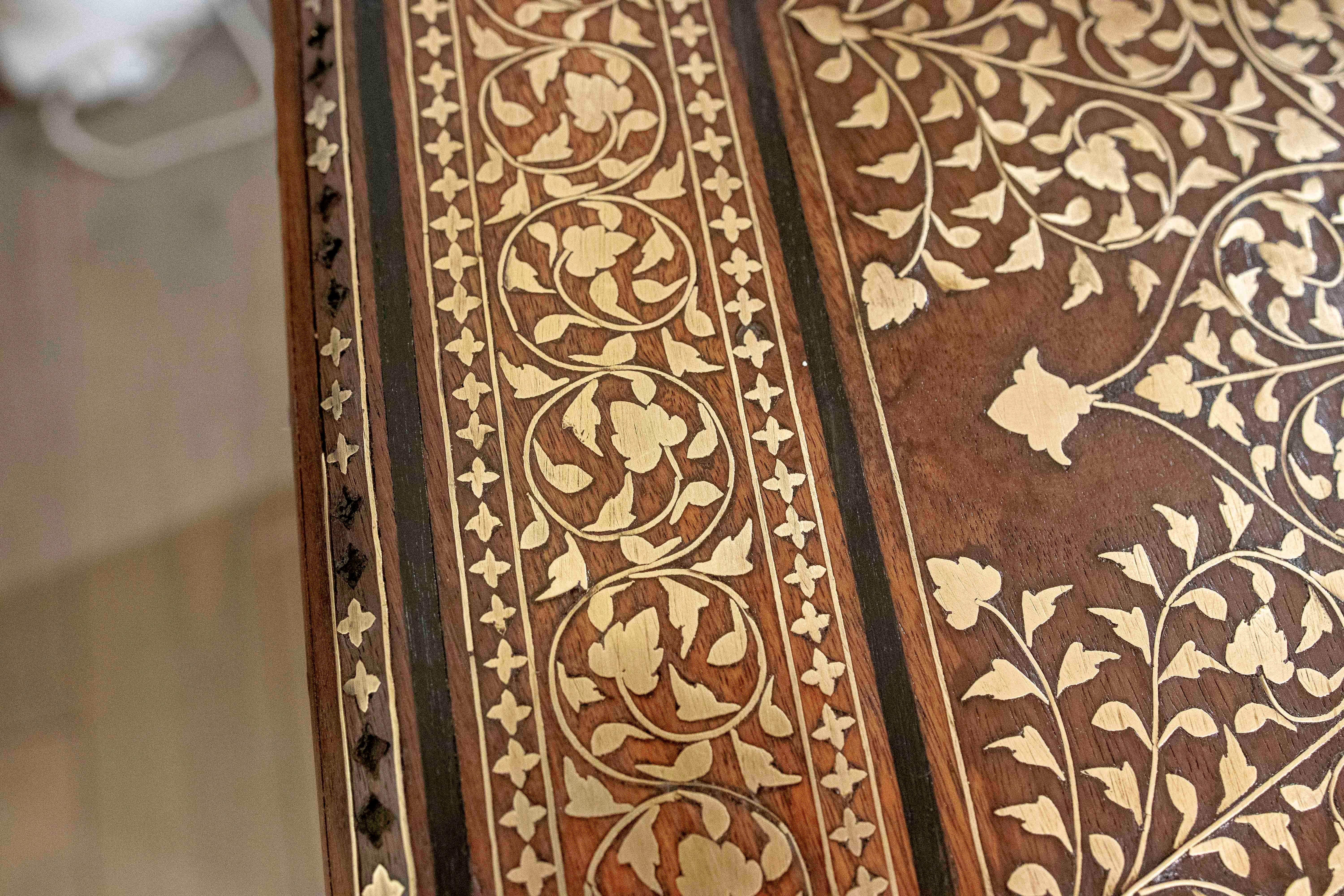 1970 Table octogonale de style oriental avec marqueterie de laiton en vente 7