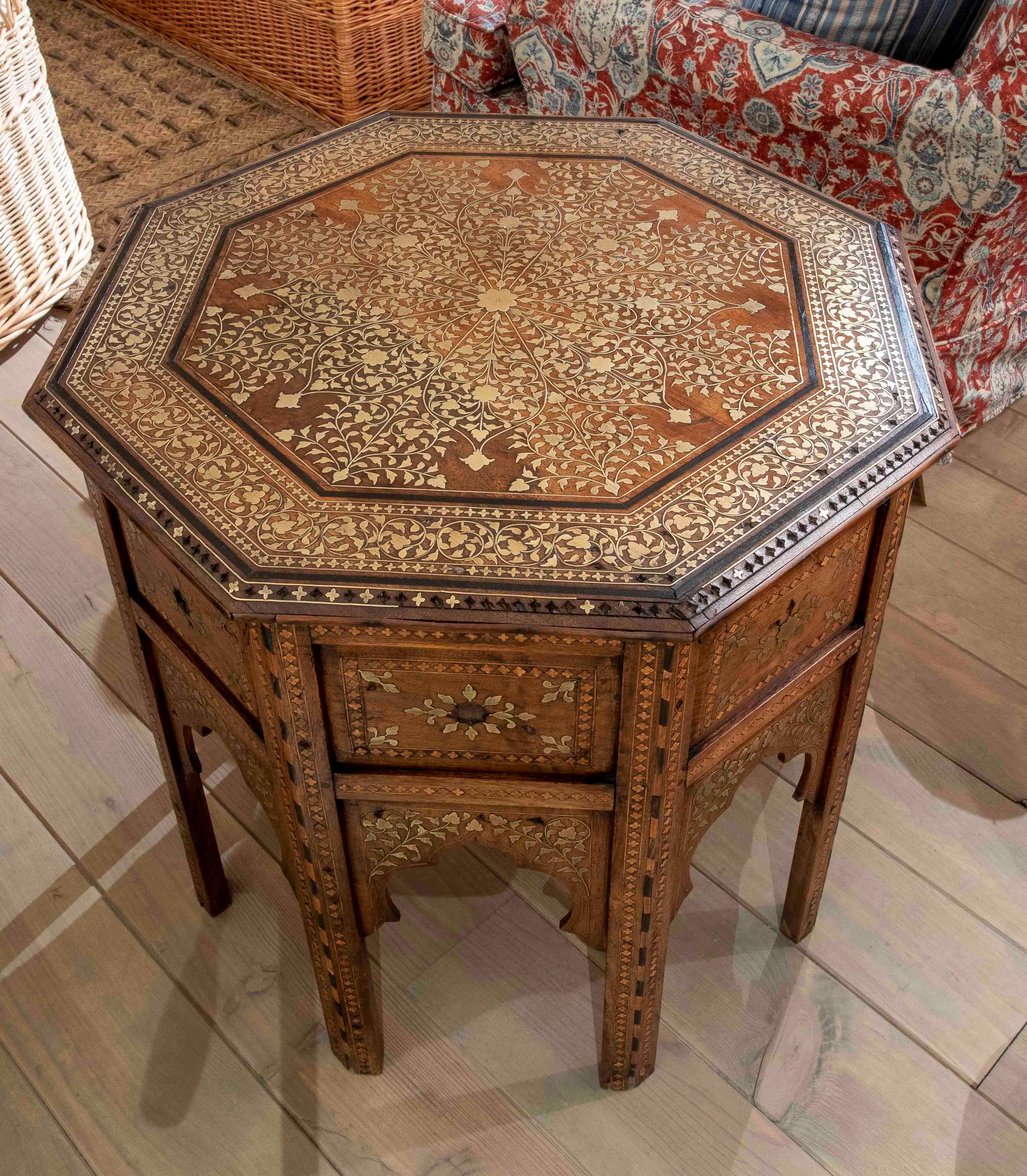 Indien 1970 Table octogonale de style oriental avec marqueterie de laiton en vente