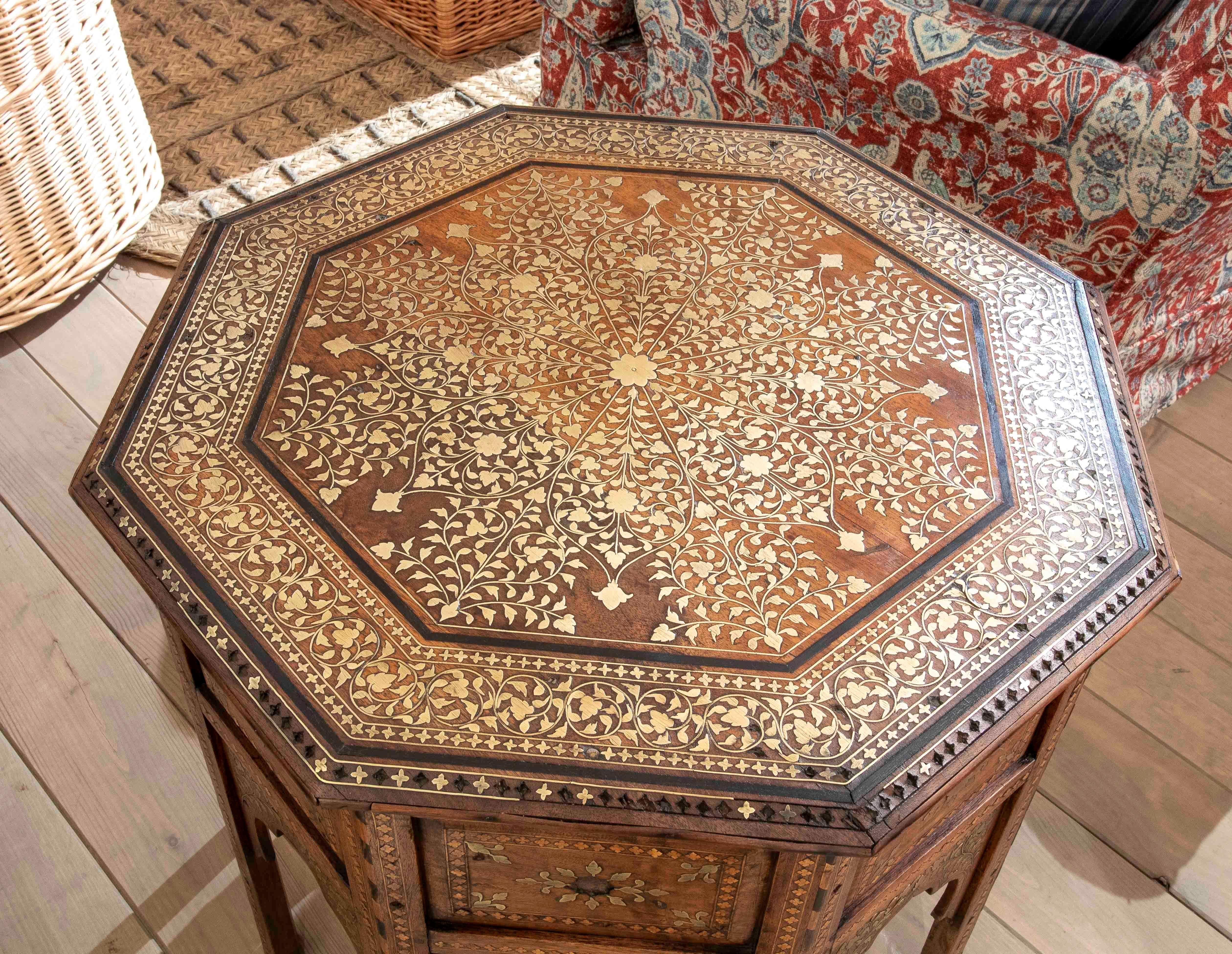 Incrusté 1970 Table octogonale de style oriental avec marqueterie de laiton en vente