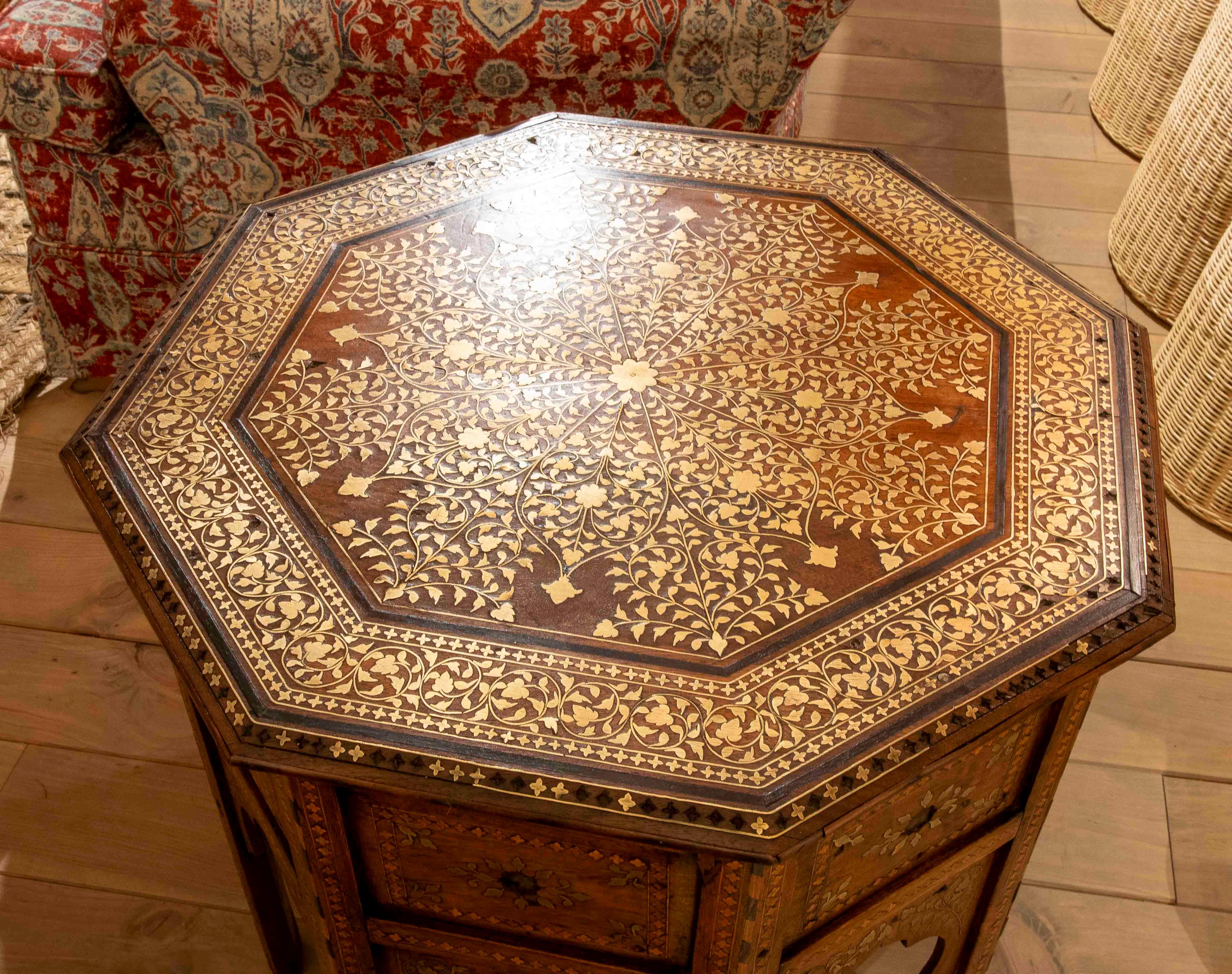 1970 Table octogonale de style oriental avec marqueterie de laiton Bon état - En vente à Marbella, ES