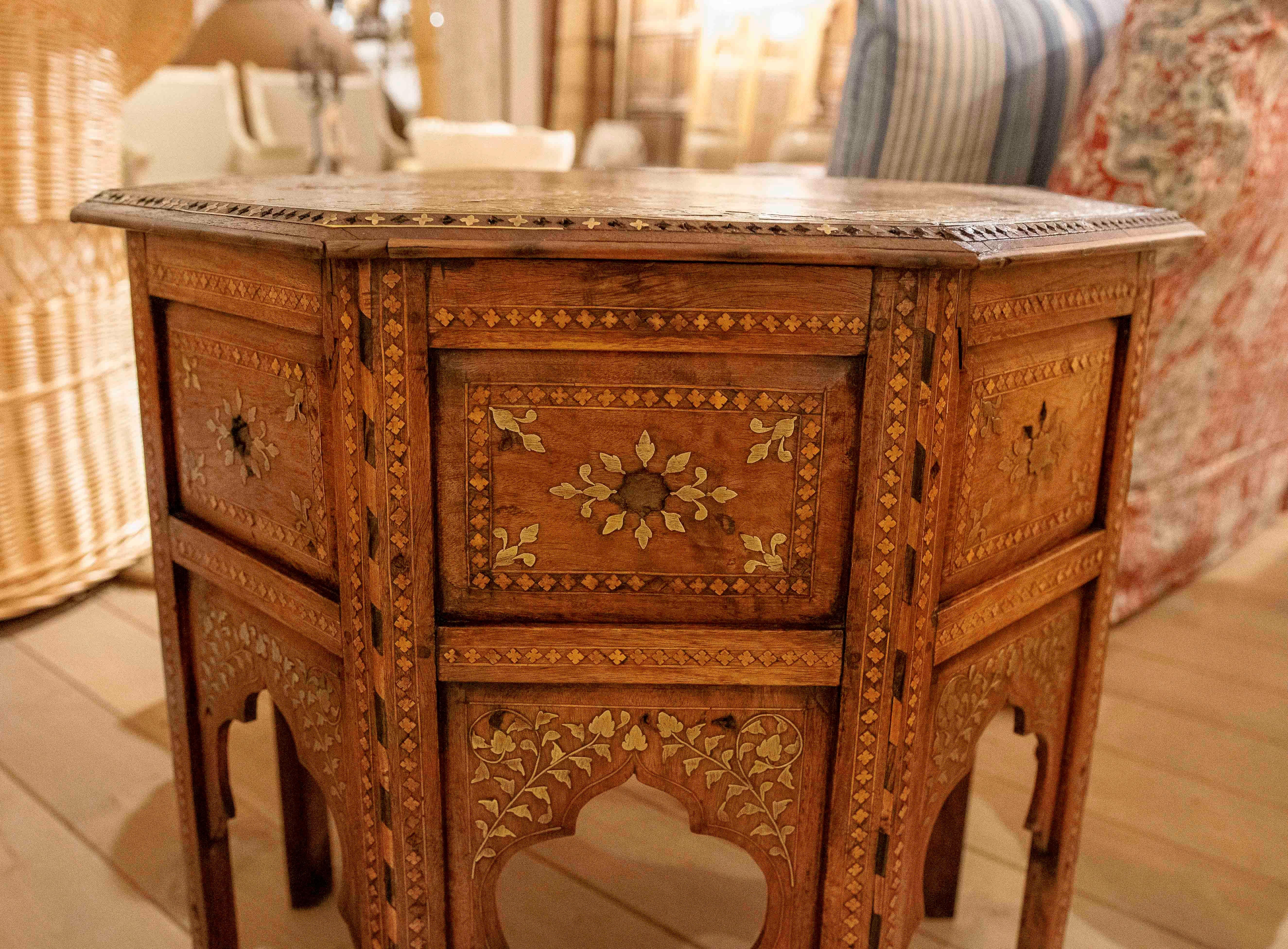 20ième siècle 1970 Table octogonale de style oriental avec marqueterie de laiton en vente