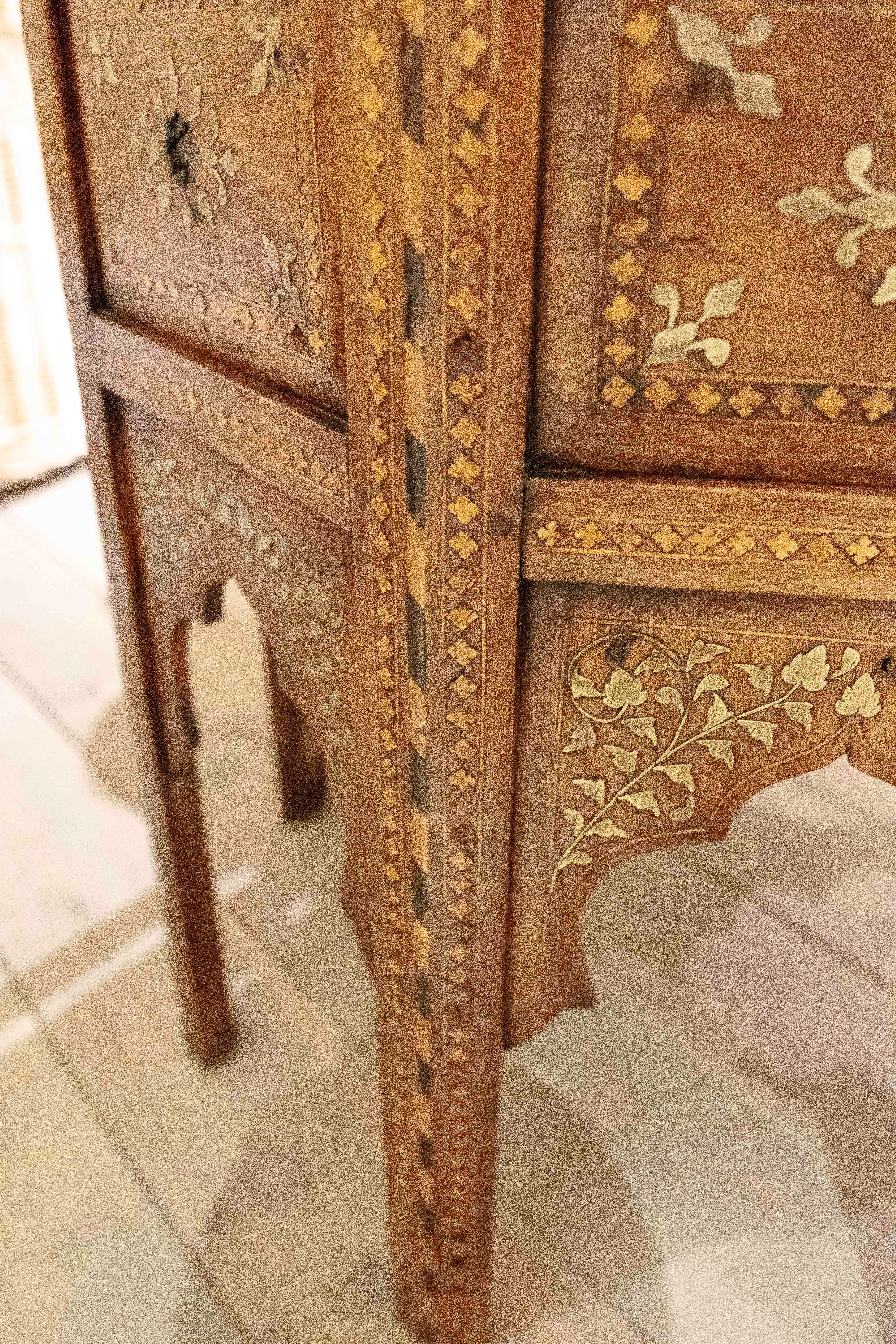 Laiton 1970 Table octogonale de style oriental avec marqueterie de laiton en vente