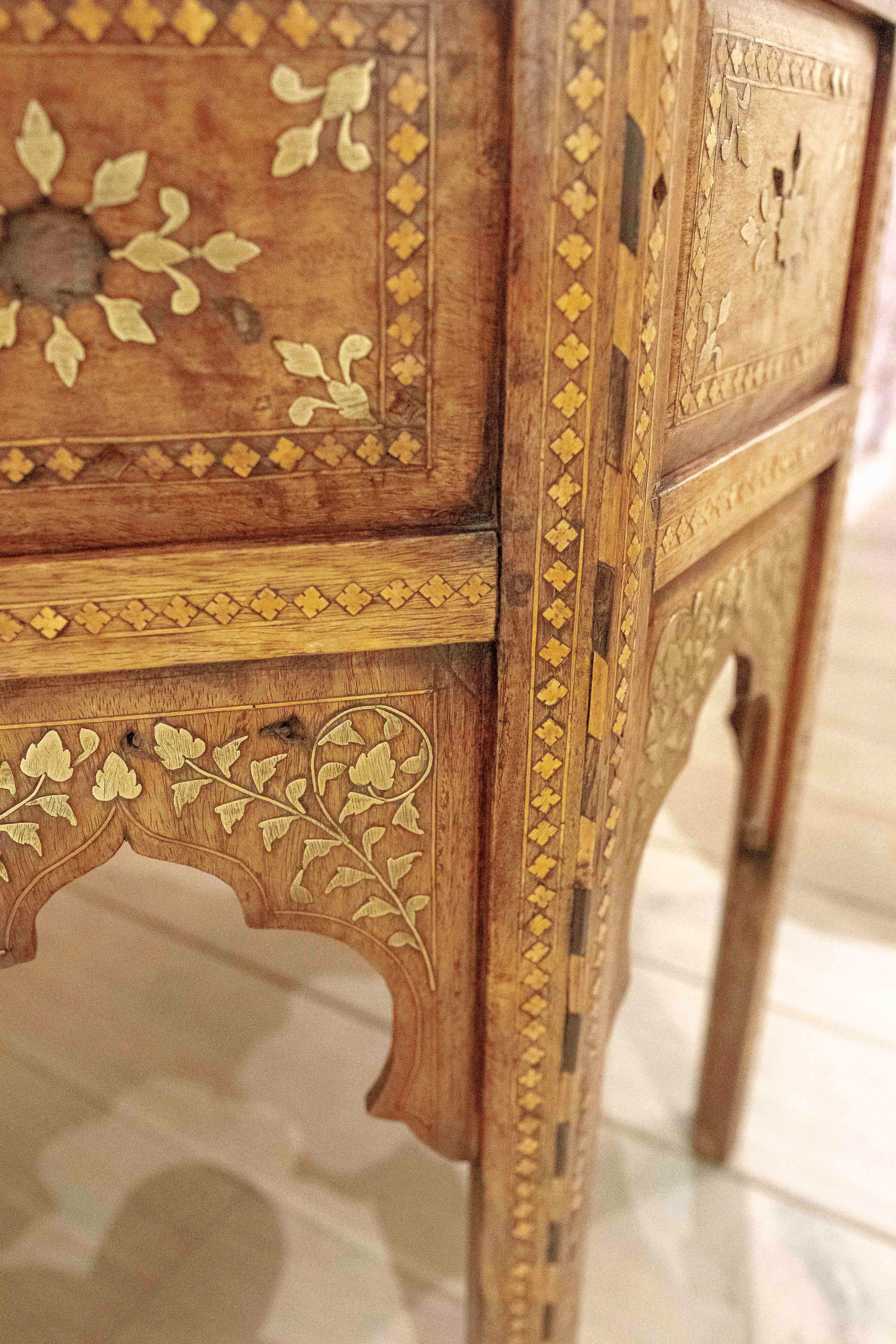 1970 Table octogonale de style oriental avec marqueterie de laiton en vente 1