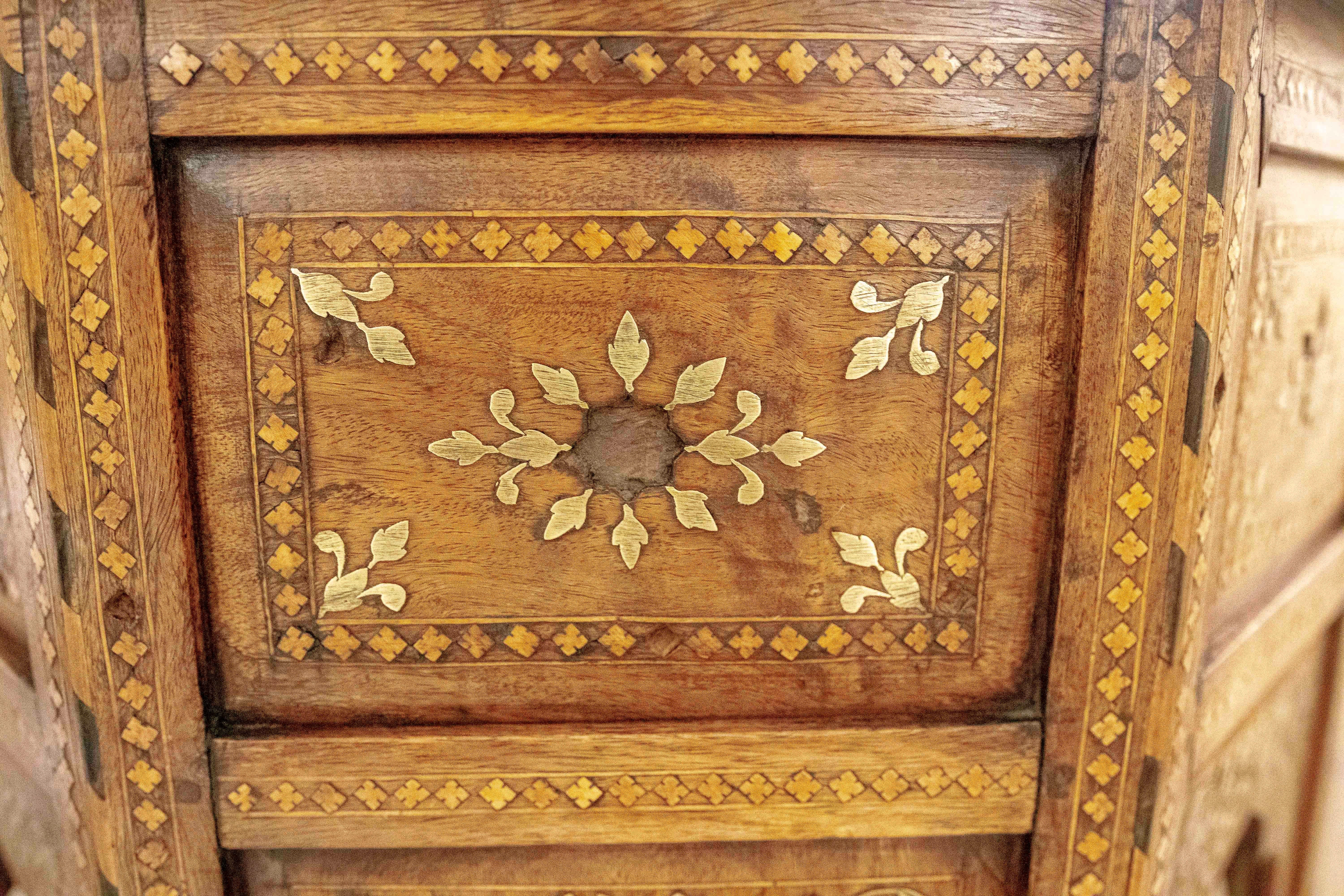 1970 Table octogonale de style oriental avec marqueterie de laiton en vente 2