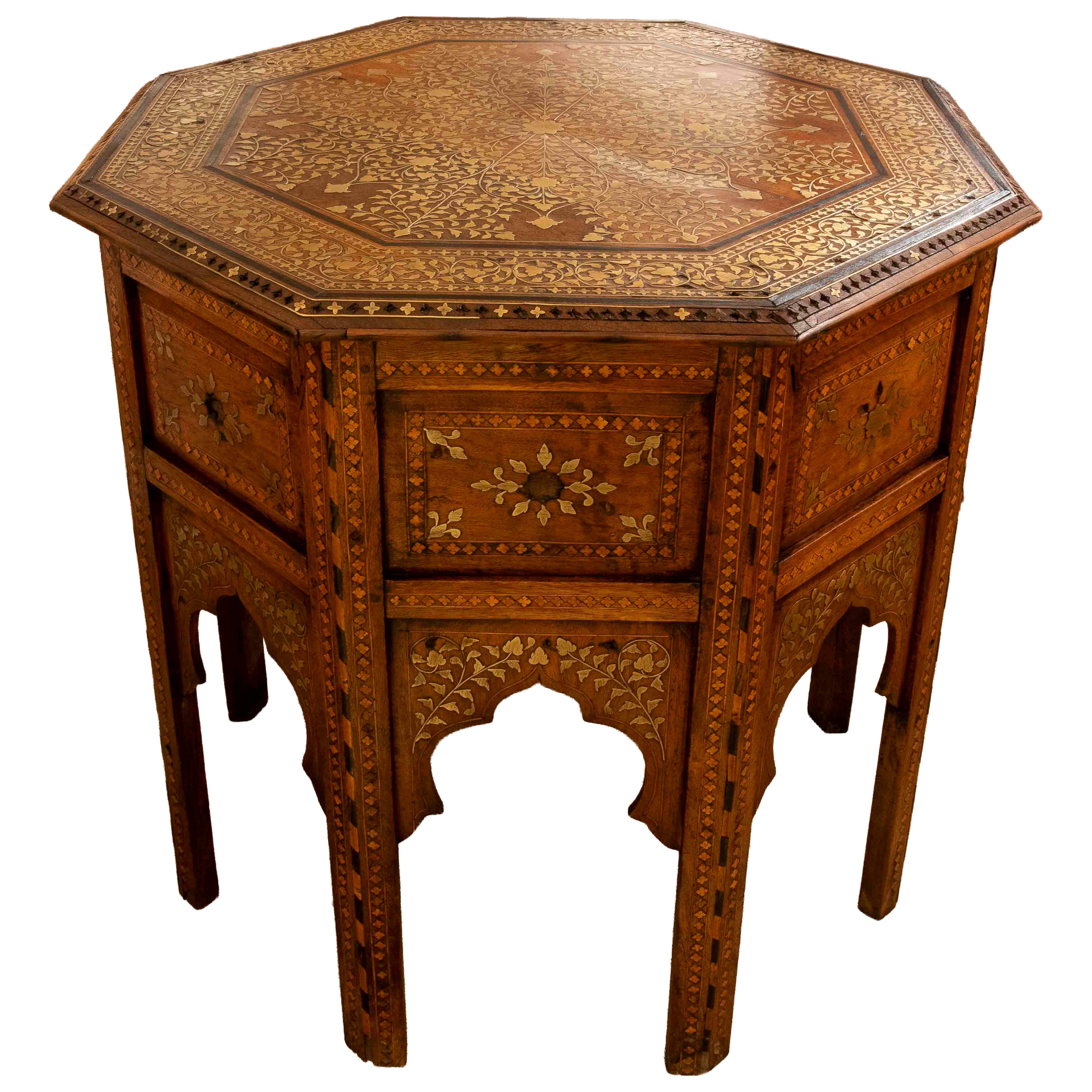1970 Table octogonale de style oriental avec marqueterie de laiton en vente