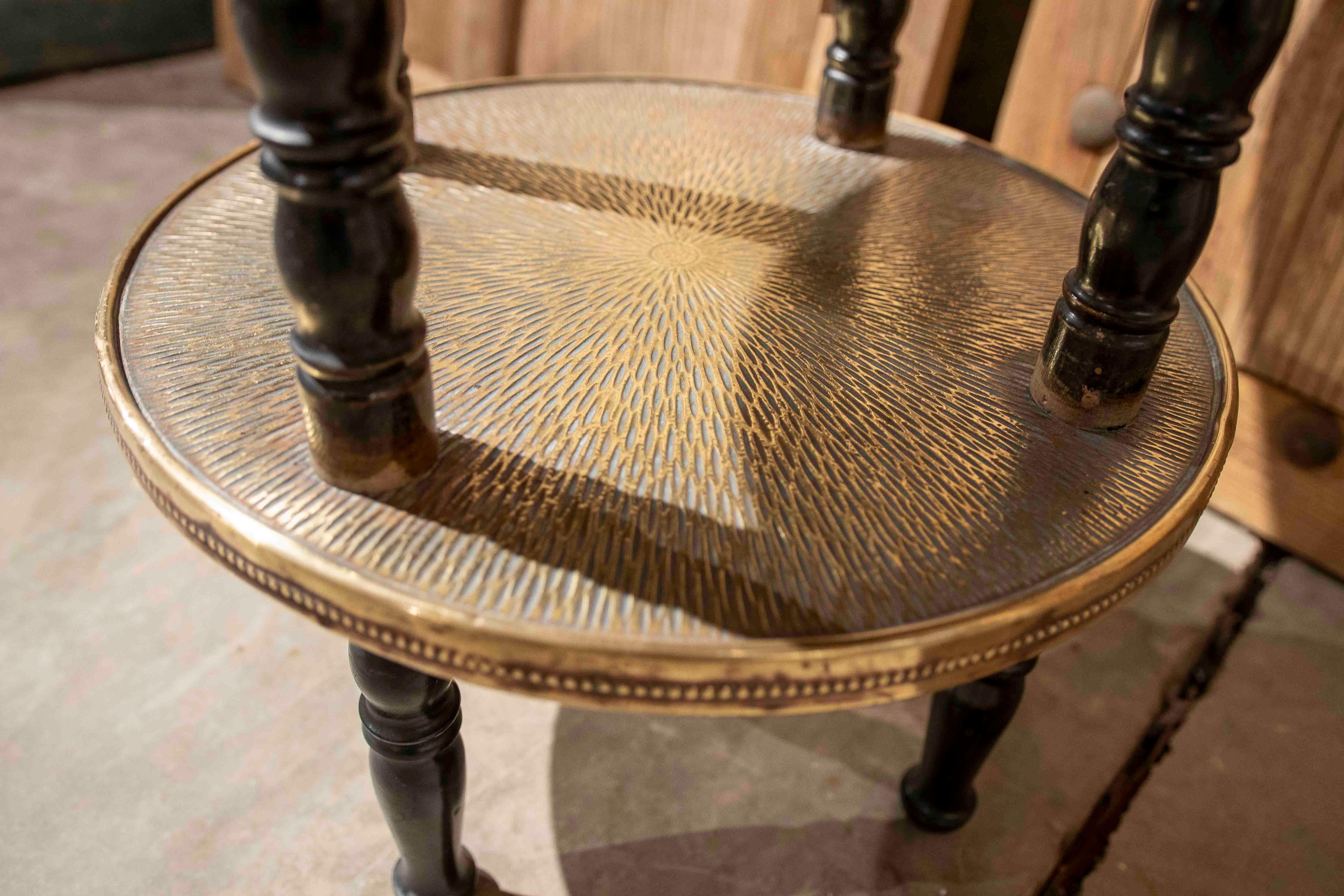 Table d'appoint de style oriental des années 1970 en laiton repoussé et Wood Wood foncé en vente 3