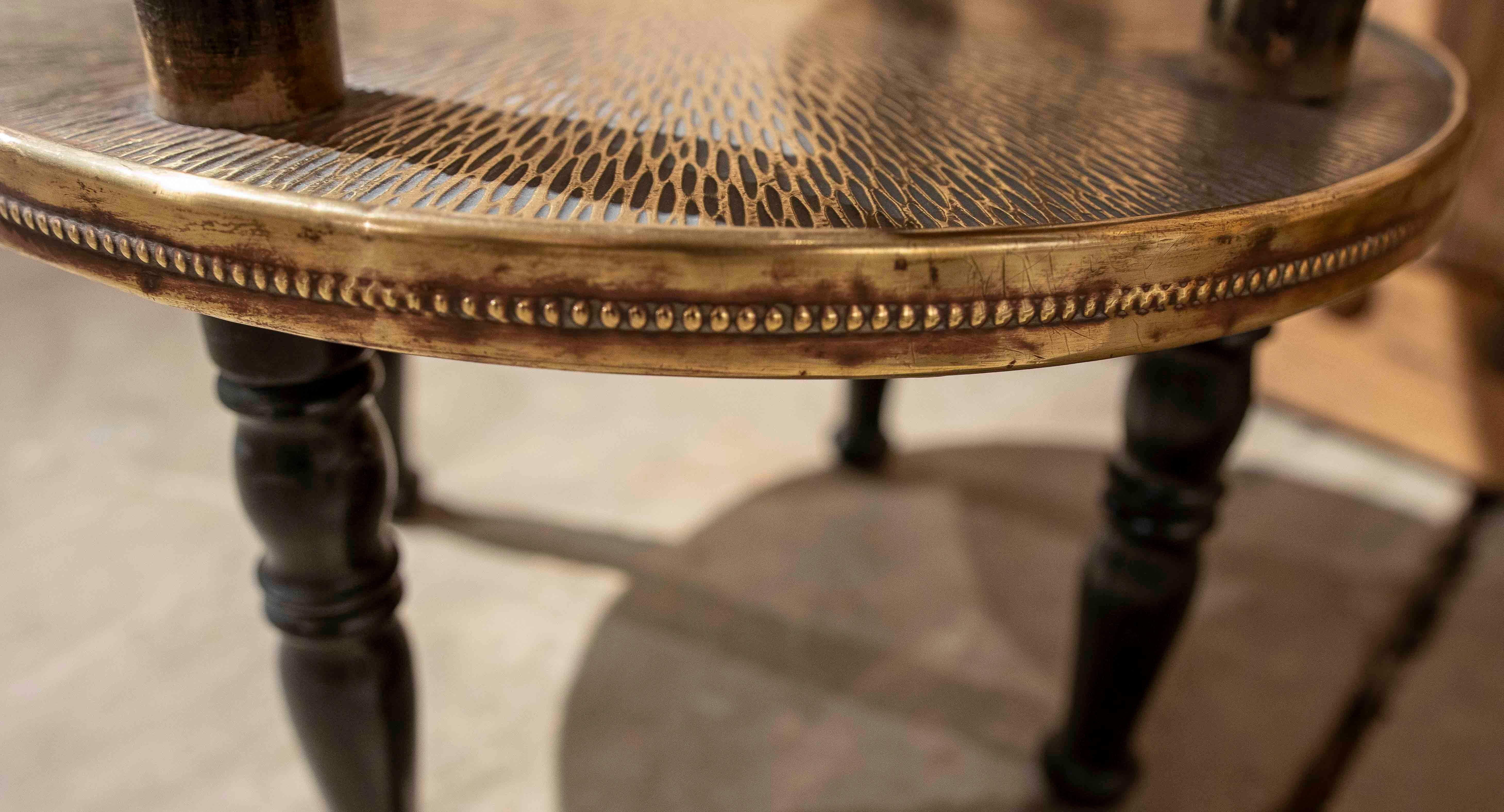 Table d'appoint de style oriental des années 1970 en laiton repoussé et Wood Wood foncé en vente 4