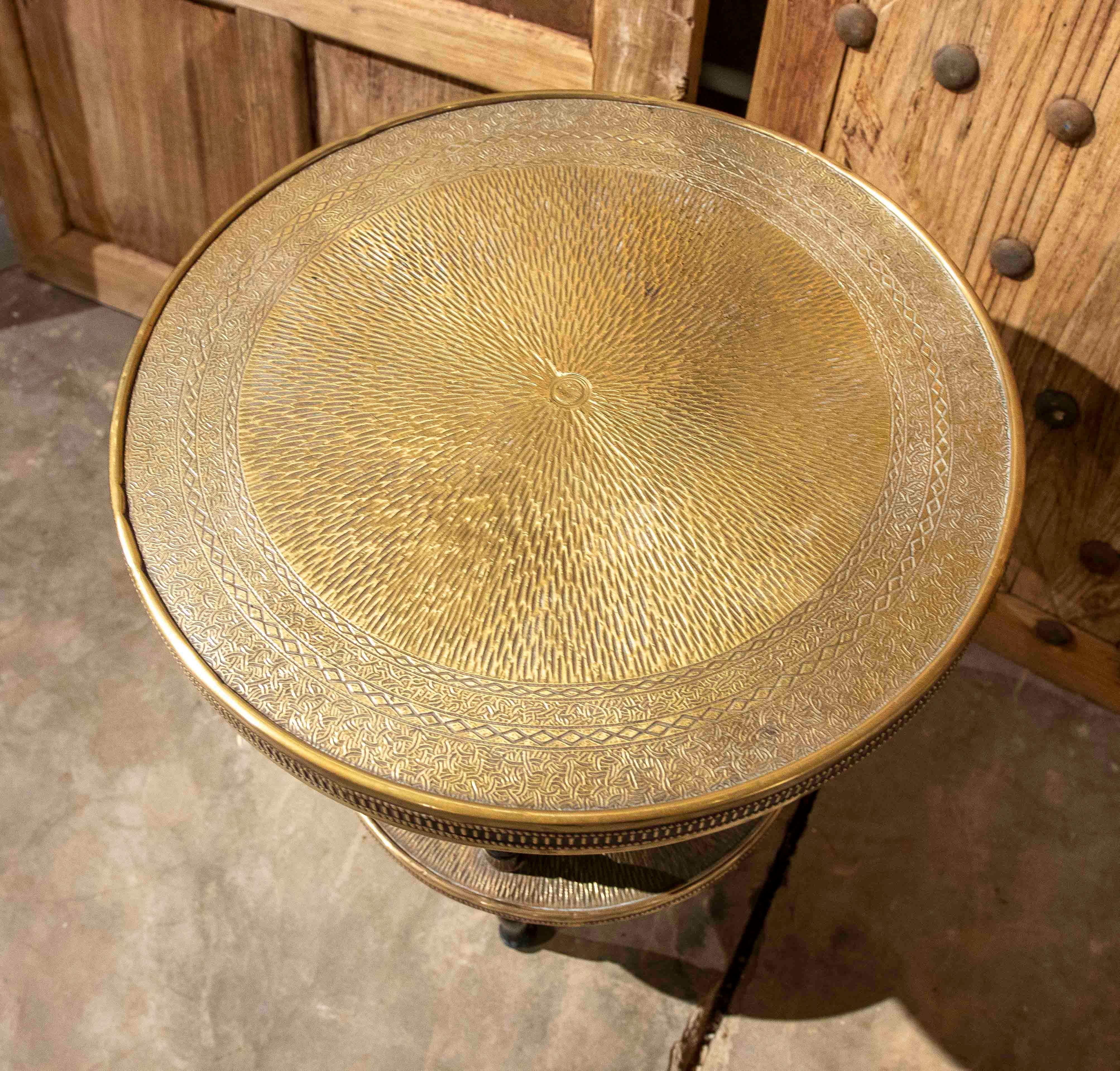 Table d'appoint de style oriental des années 1970 en laiton repoussé et Wood Wood foncé en vente 5