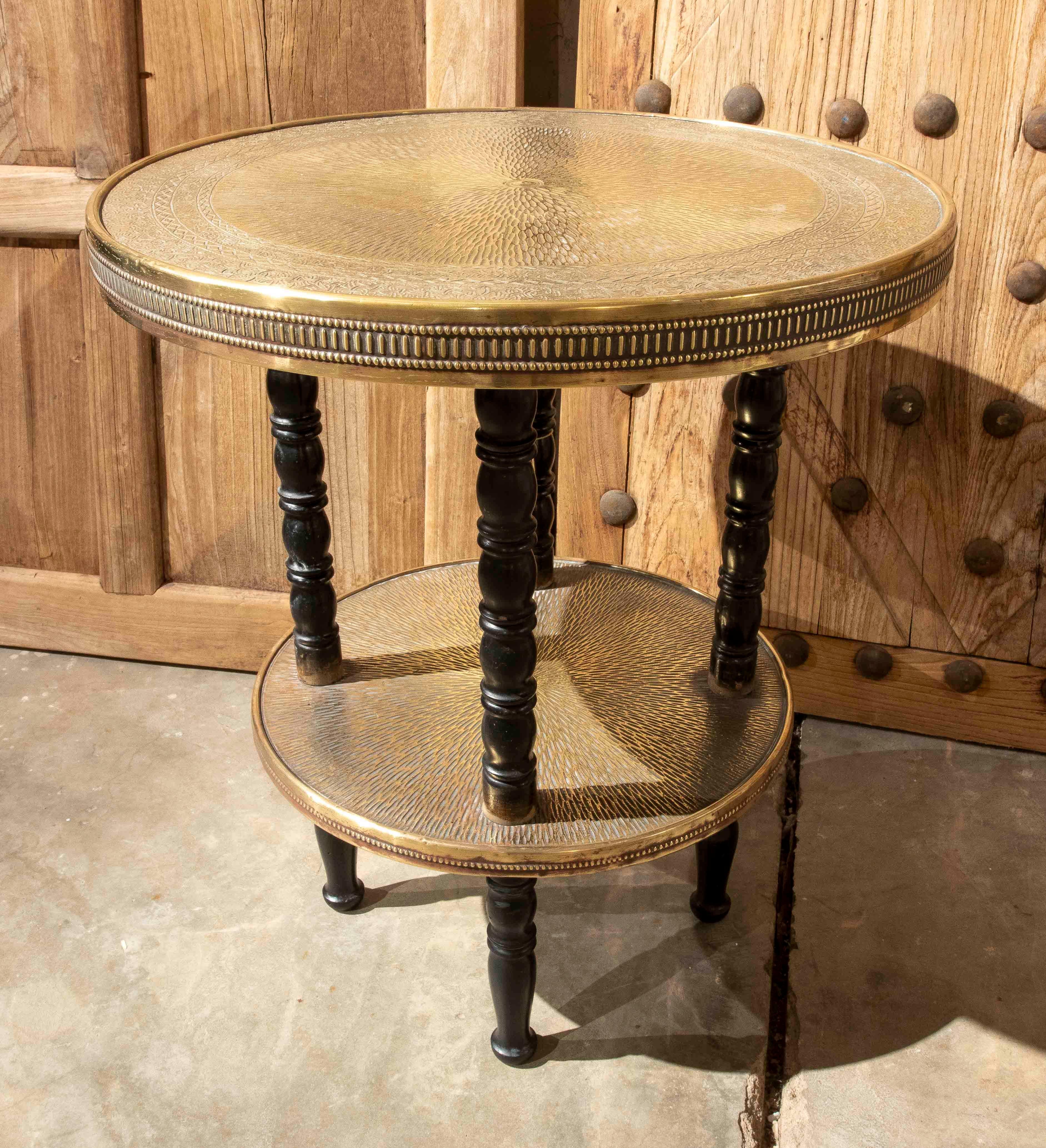 Table d'appoint de style oriental des années 1970 en laiton repoussé et Wood Wood foncé en vente 6