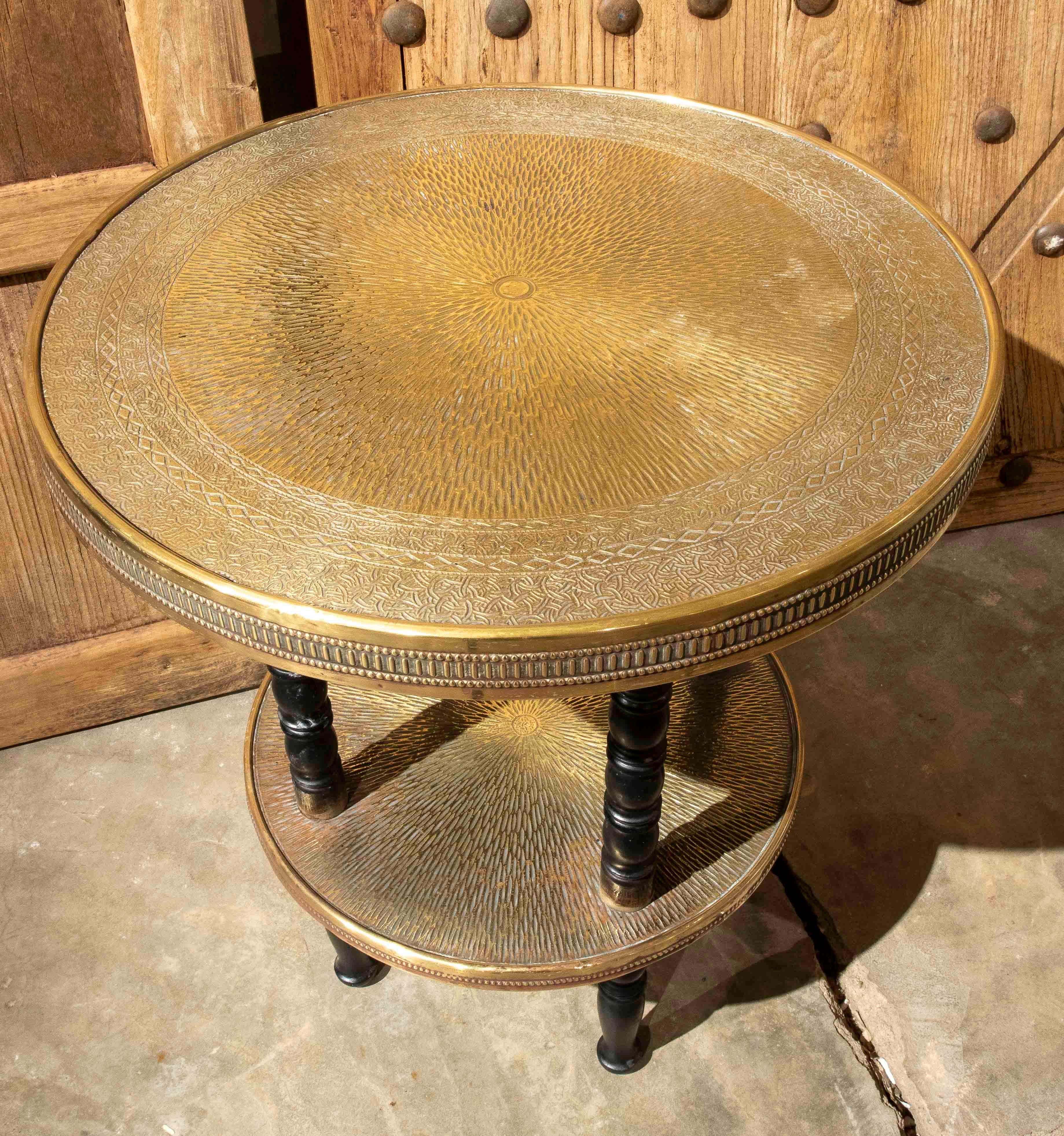 Espagnol Table d'appoint de style oriental des années 1970 en laiton repoussé et Wood Wood foncé en vente