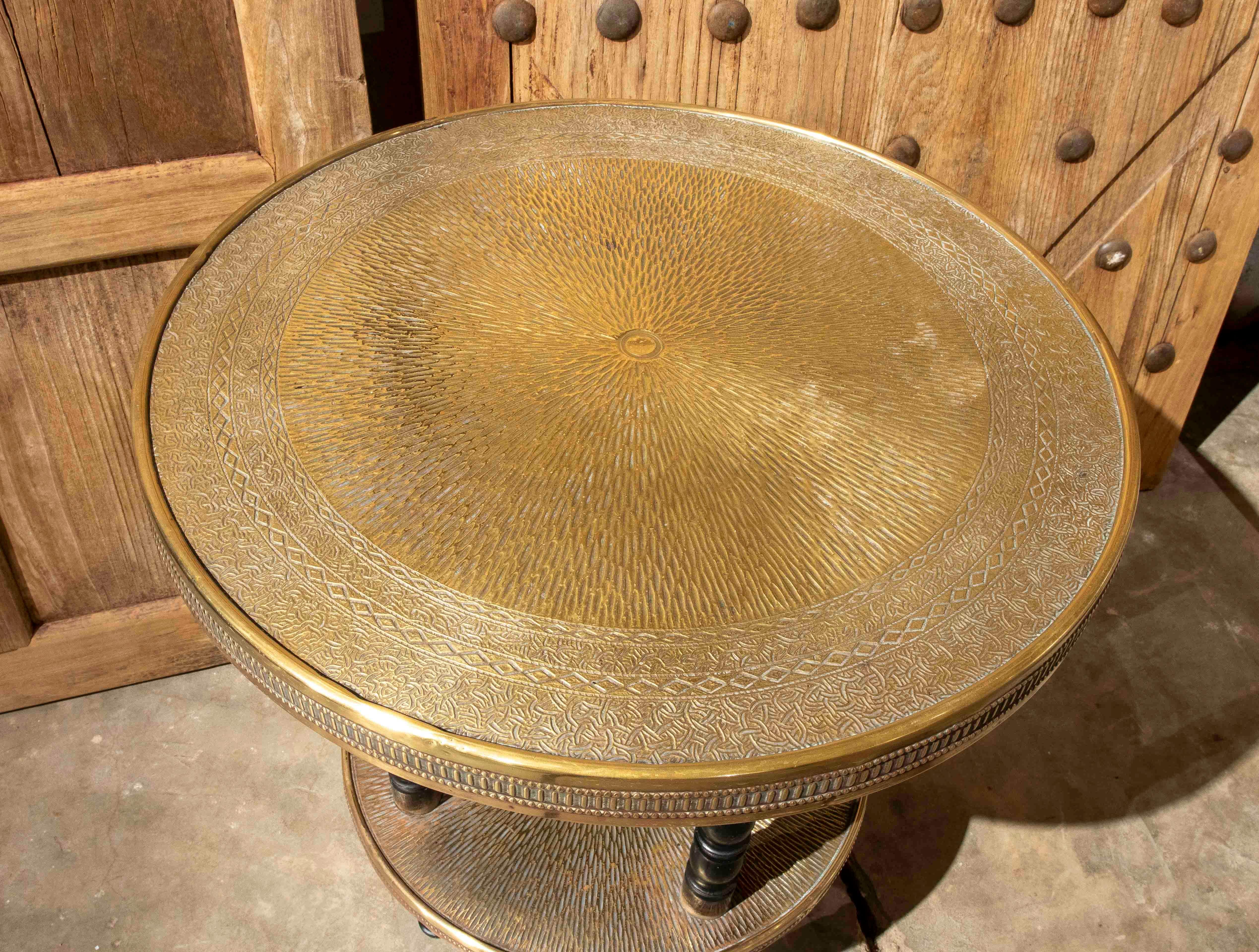 Sculpté à la main Table d'appoint de style oriental des années 1970 en laiton repoussé et Wood Wood foncé en vente