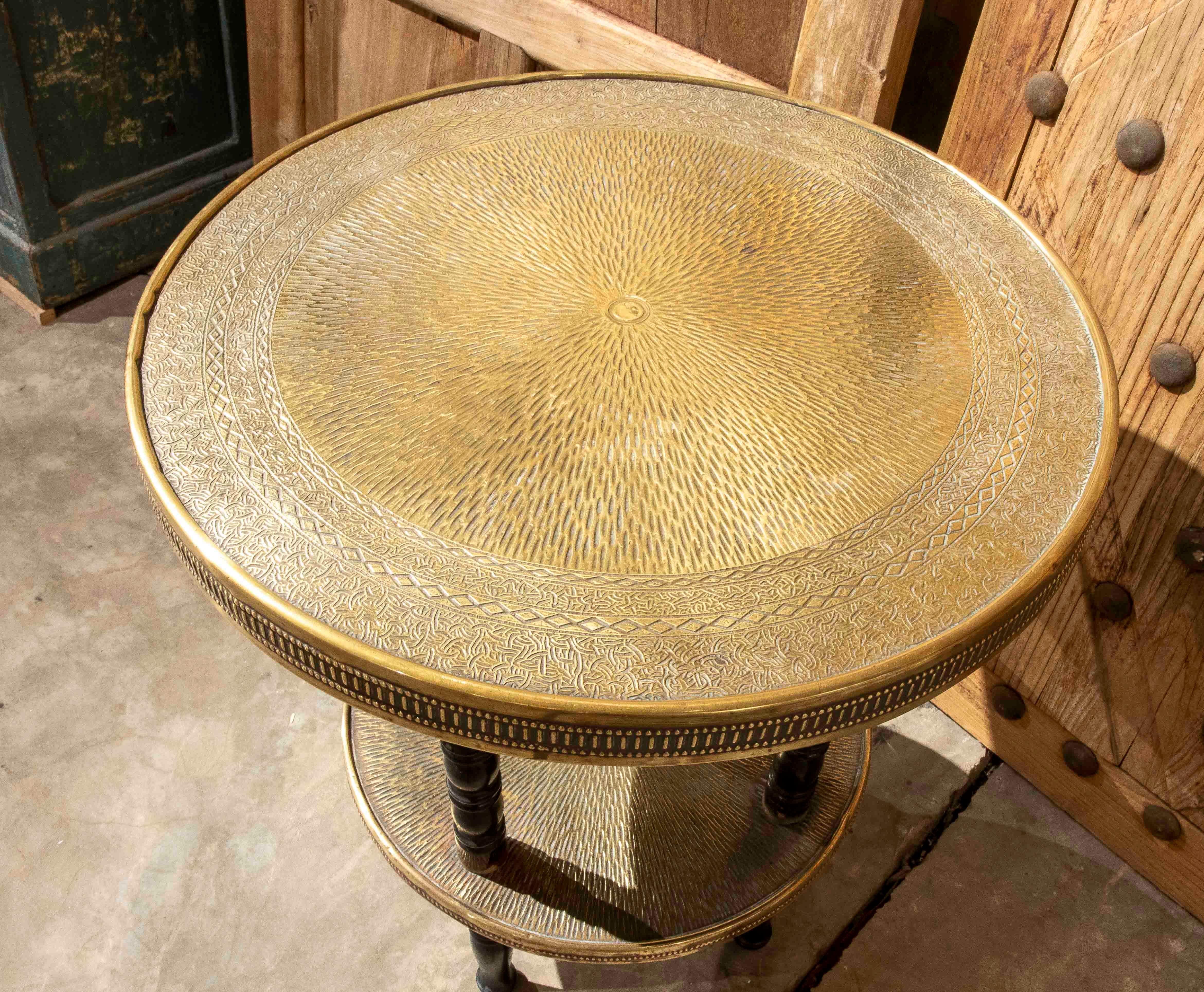Table d'appoint de style oriental des années 1970 en laiton repoussé et Wood Wood foncé Bon état - En vente à Marbella, ES