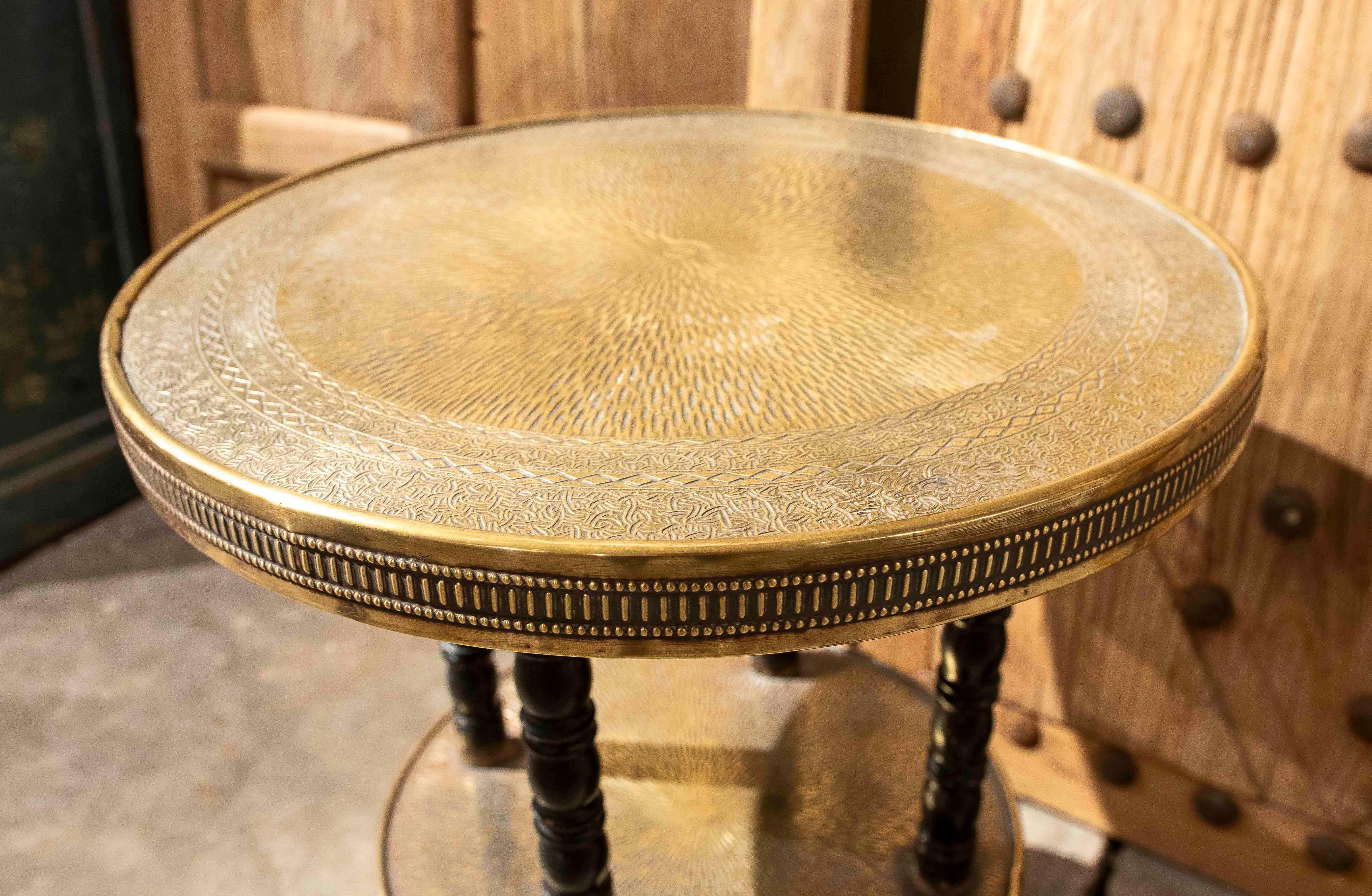 20ième siècle Table d'appoint de style oriental des années 1970 en laiton repoussé et Wood Wood foncé en vente