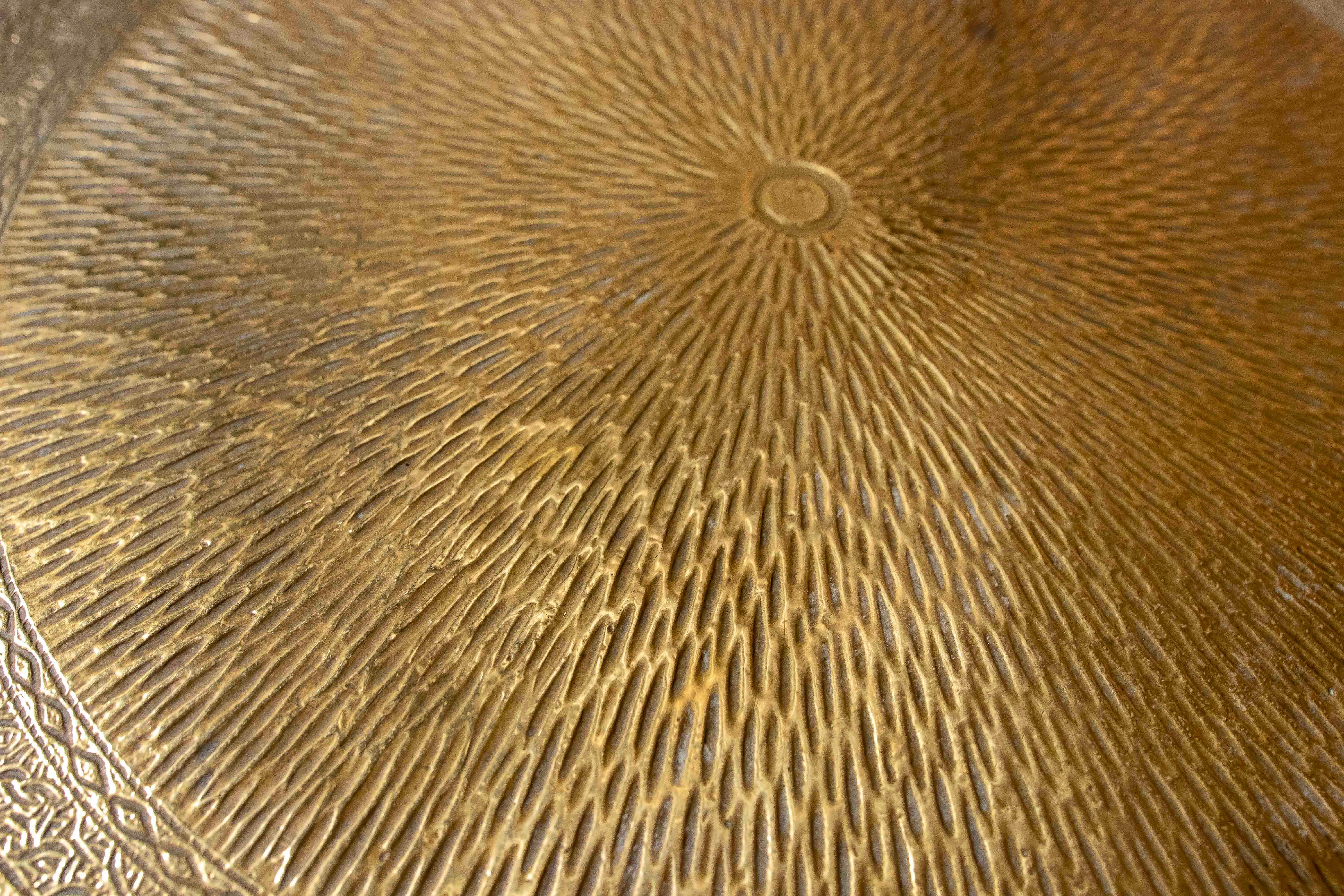 Bois Table d'appoint de style oriental des années 1970 en laiton repoussé et Wood Wood foncé en vente