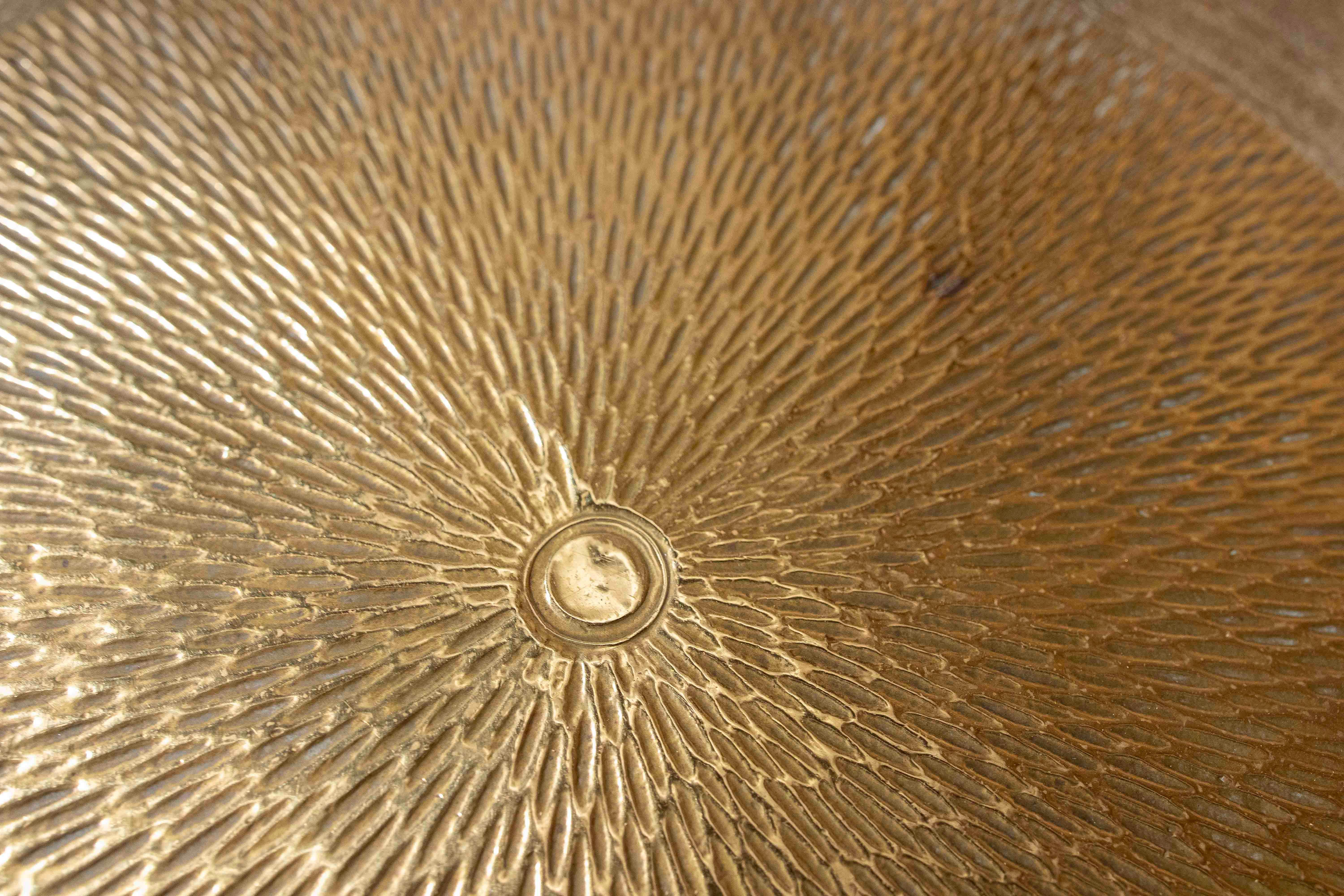 Table d'appoint de style oriental des années 1970 en laiton repoussé et Wood Wood foncé en vente 1