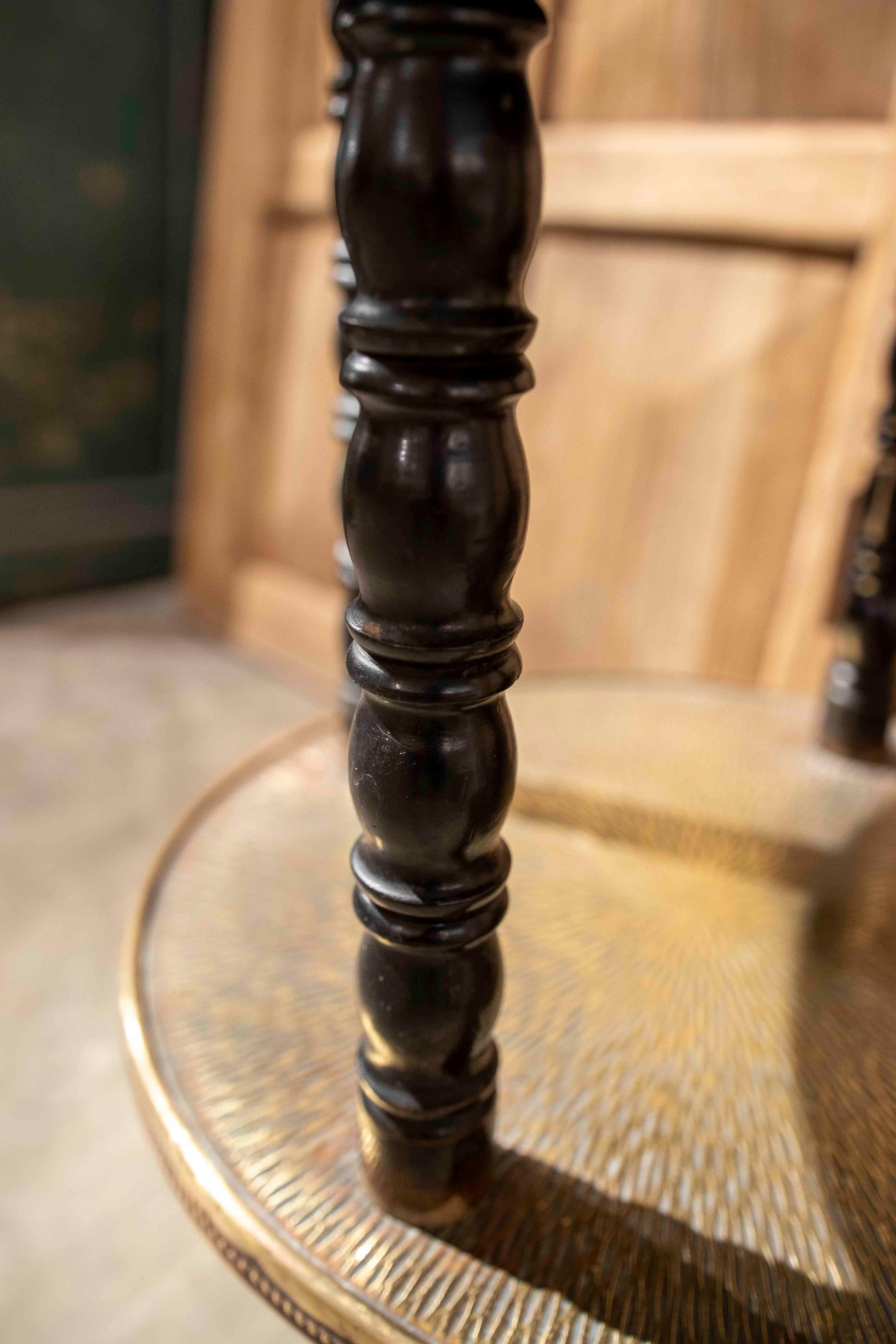 Table d'appoint de style oriental des années 1970 en laiton repoussé et Wood Wood foncé en vente 2