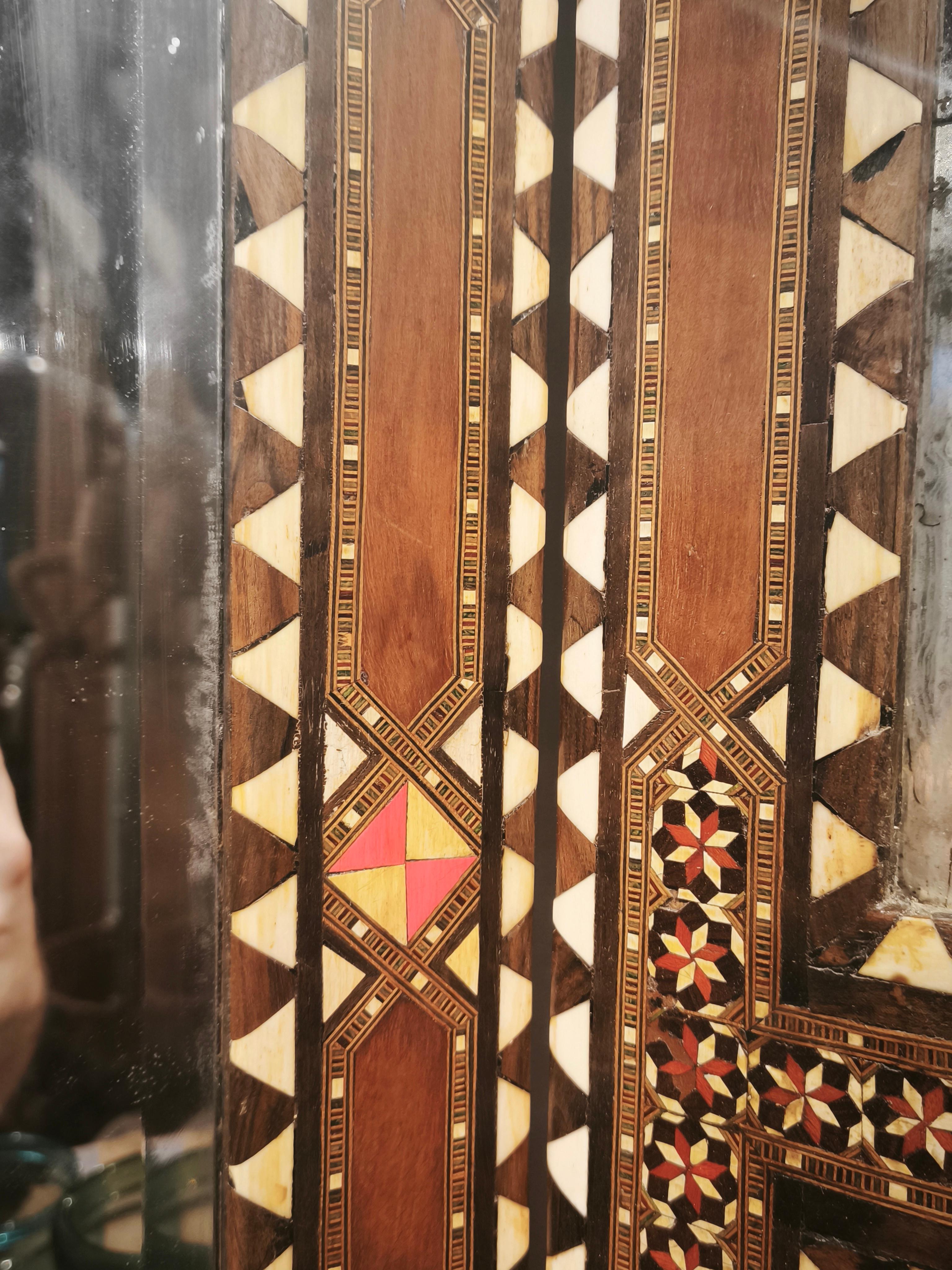 Specchio trittico in stile orientale degli anni '70 con intarsi in madreperla e ottone in vendita 3