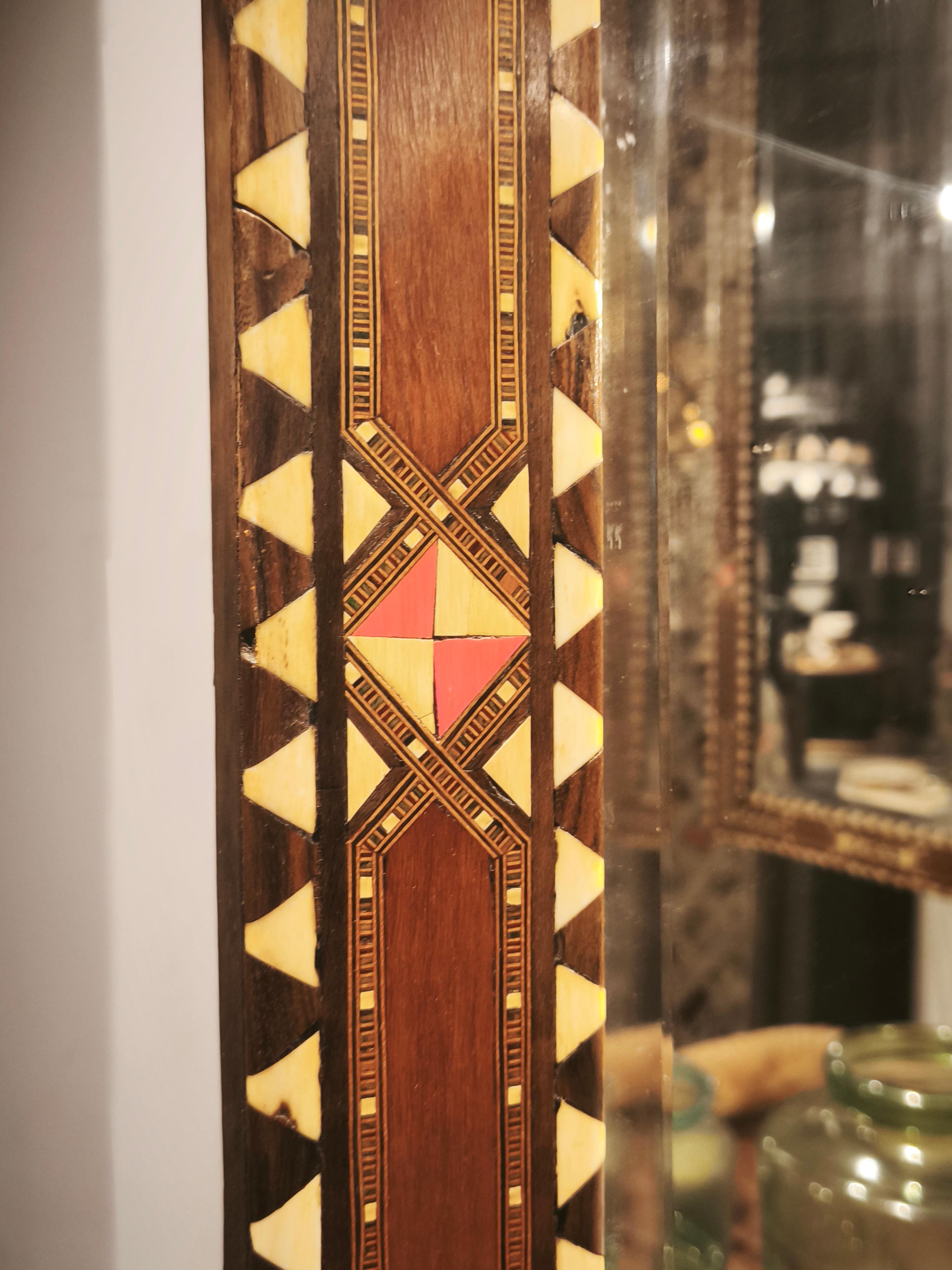 Specchio trittico in stile orientale degli anni '70 con intarsi in madreperla e ottone in vendita 4