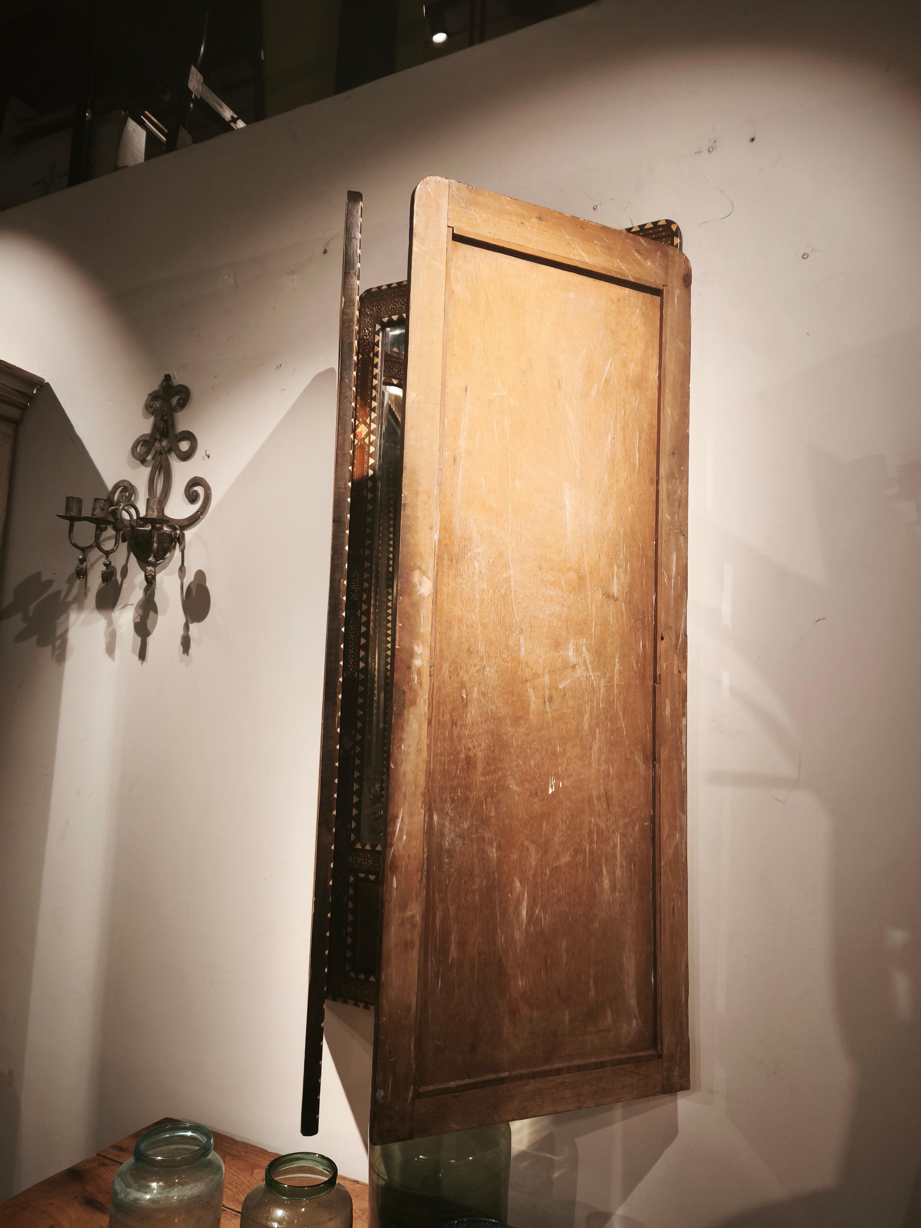 Specchio trittico in stile orientale degli anni '70 con intarsi in madreperla e ottone in vendita 5