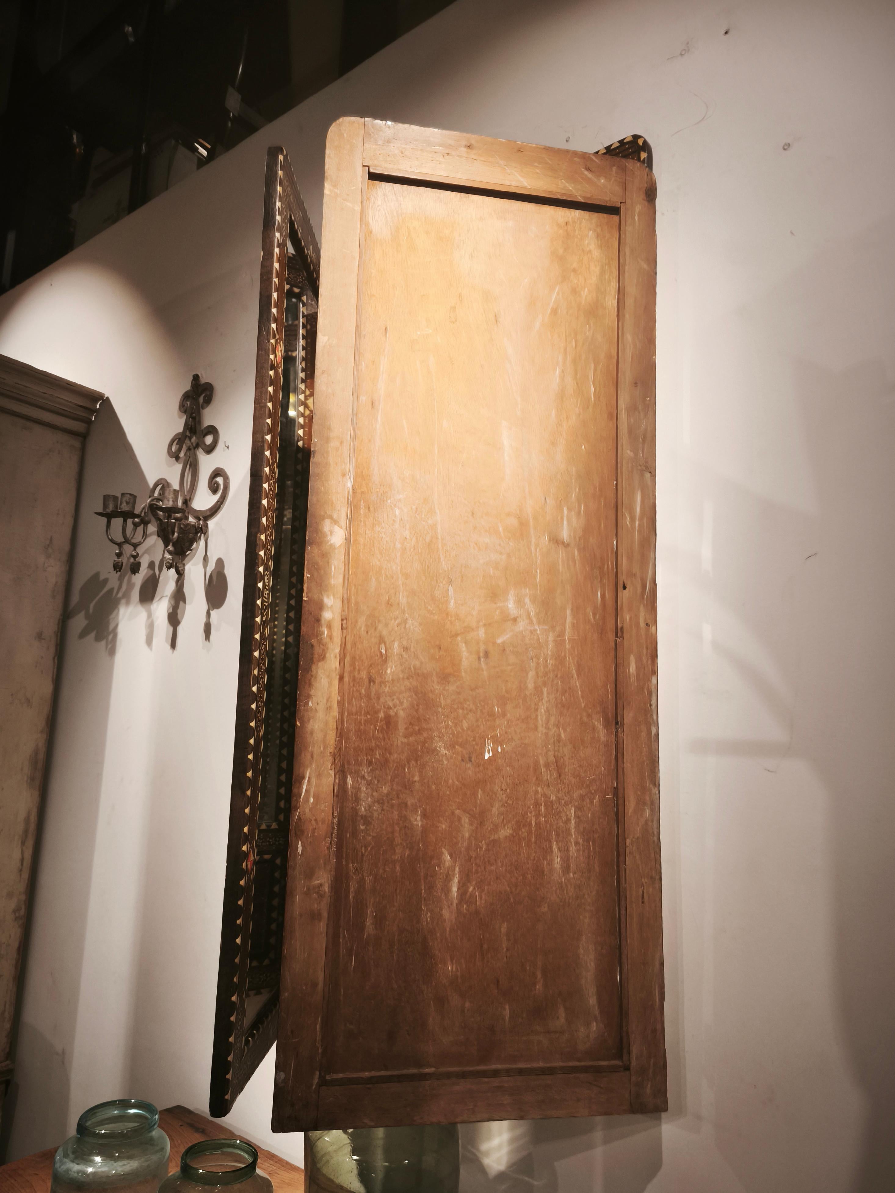 Specchio trittico in stile orientale degli anni '70 con intarsi in madreperla e ottone in vendita 6