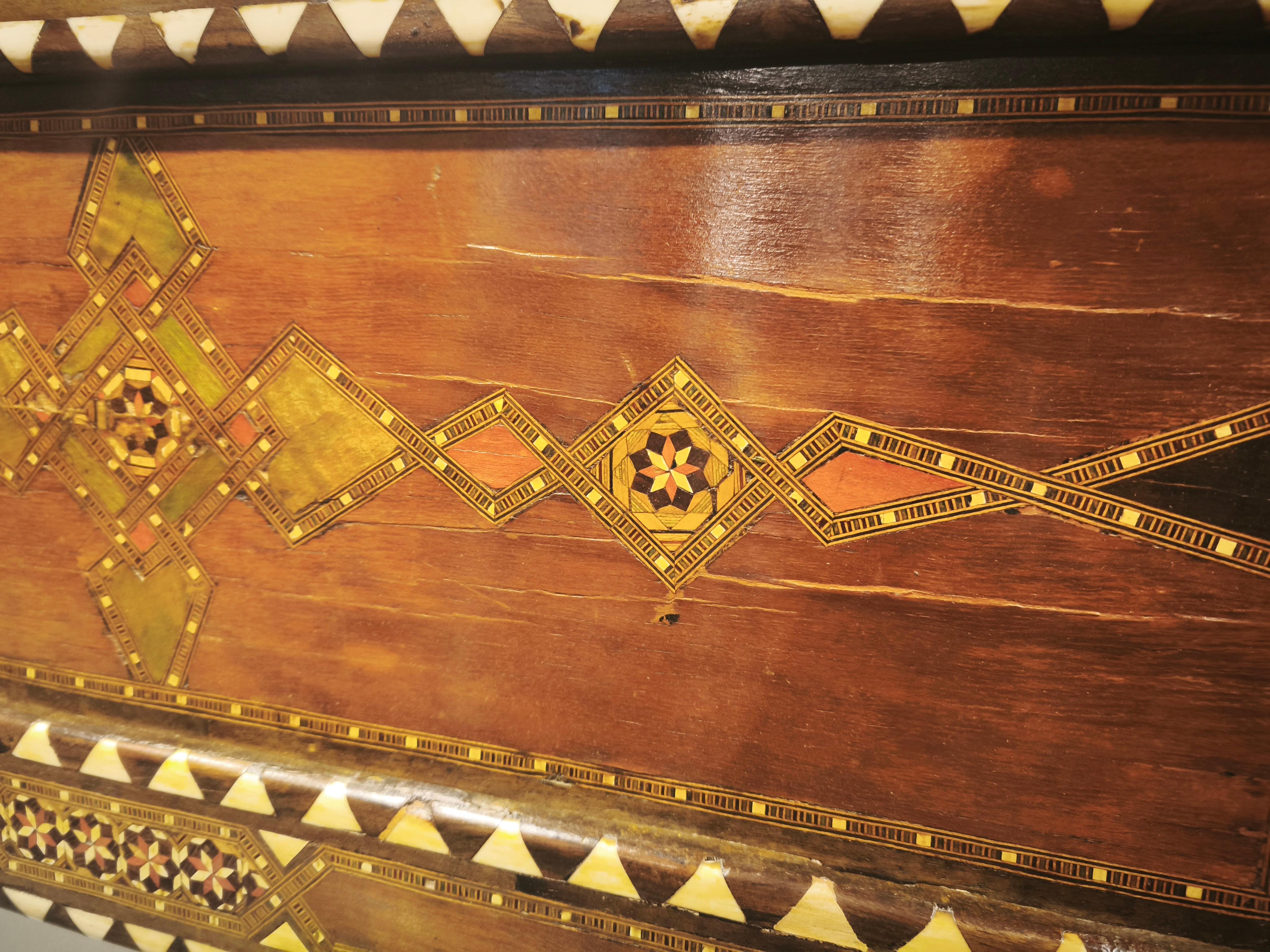 Specchio trittico in stile orientale degli anni '70 con intarsi in madreperla e ottone in vendita 7