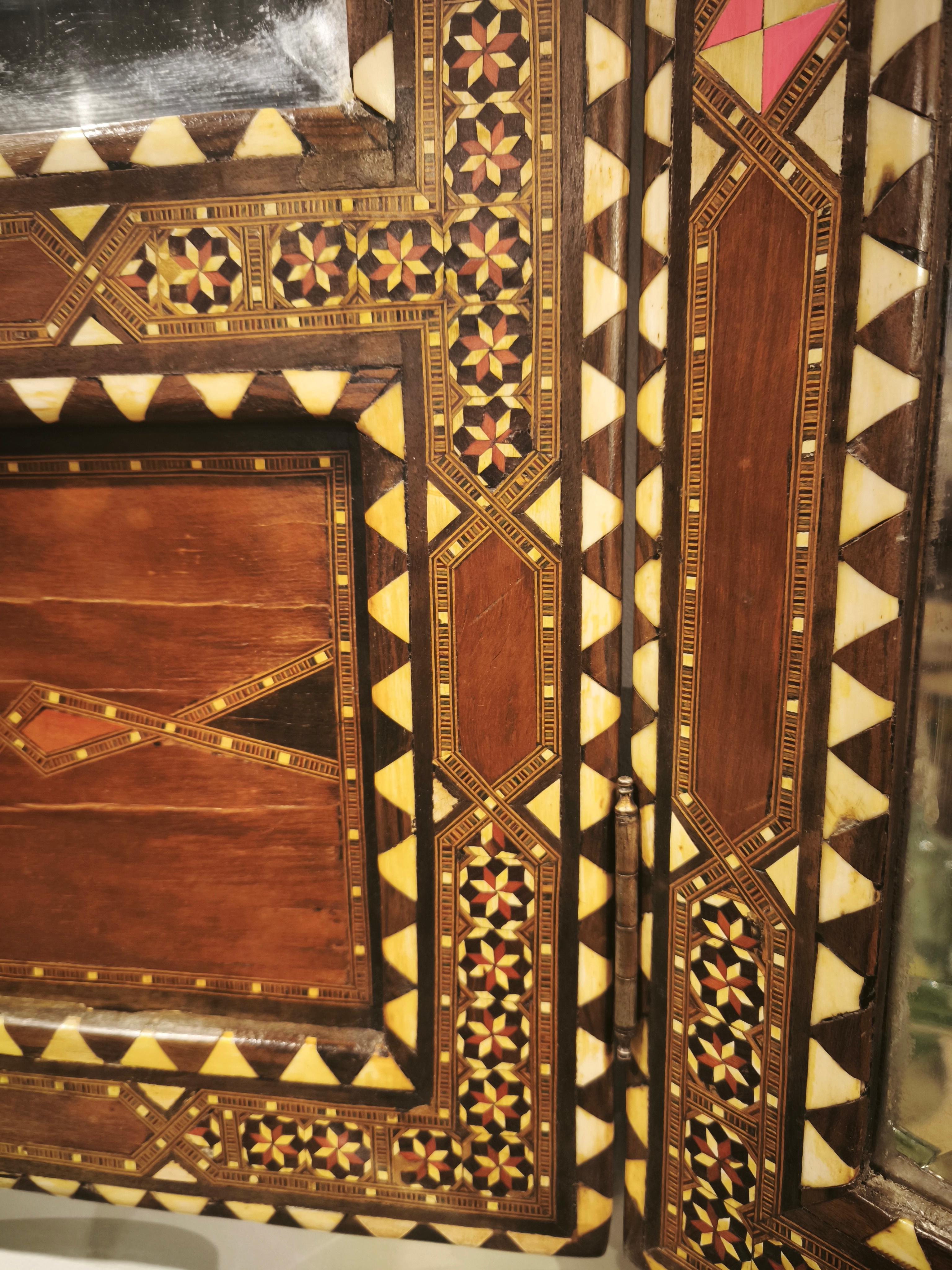 Specchio trittico in stile orientale degli anni '70 con intarsi in madreperla e ottone in vendita 8