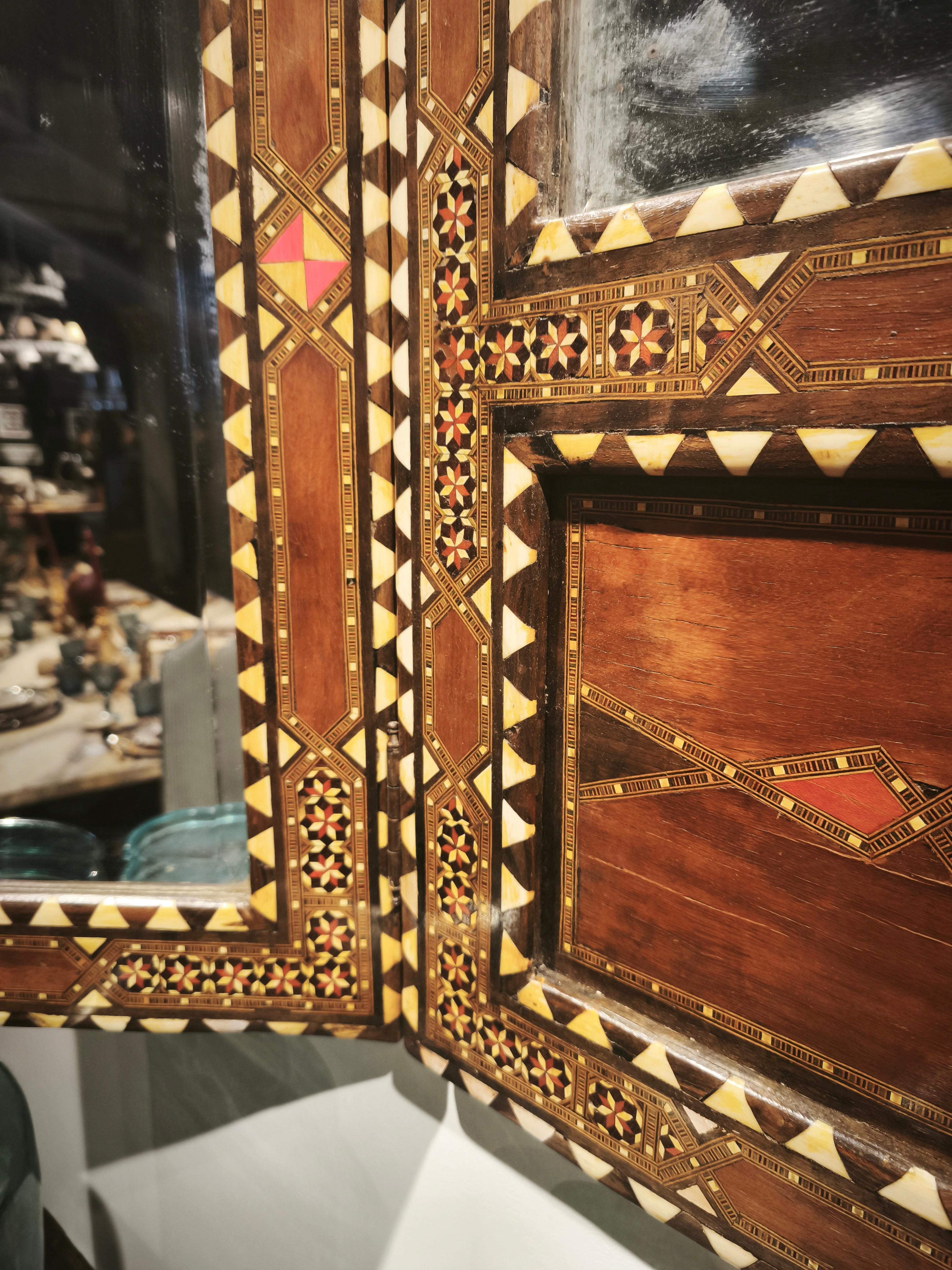 Specchio trittico in stile orientale degli anni '70 con intarsi in madreperla e ottone in vendita 9