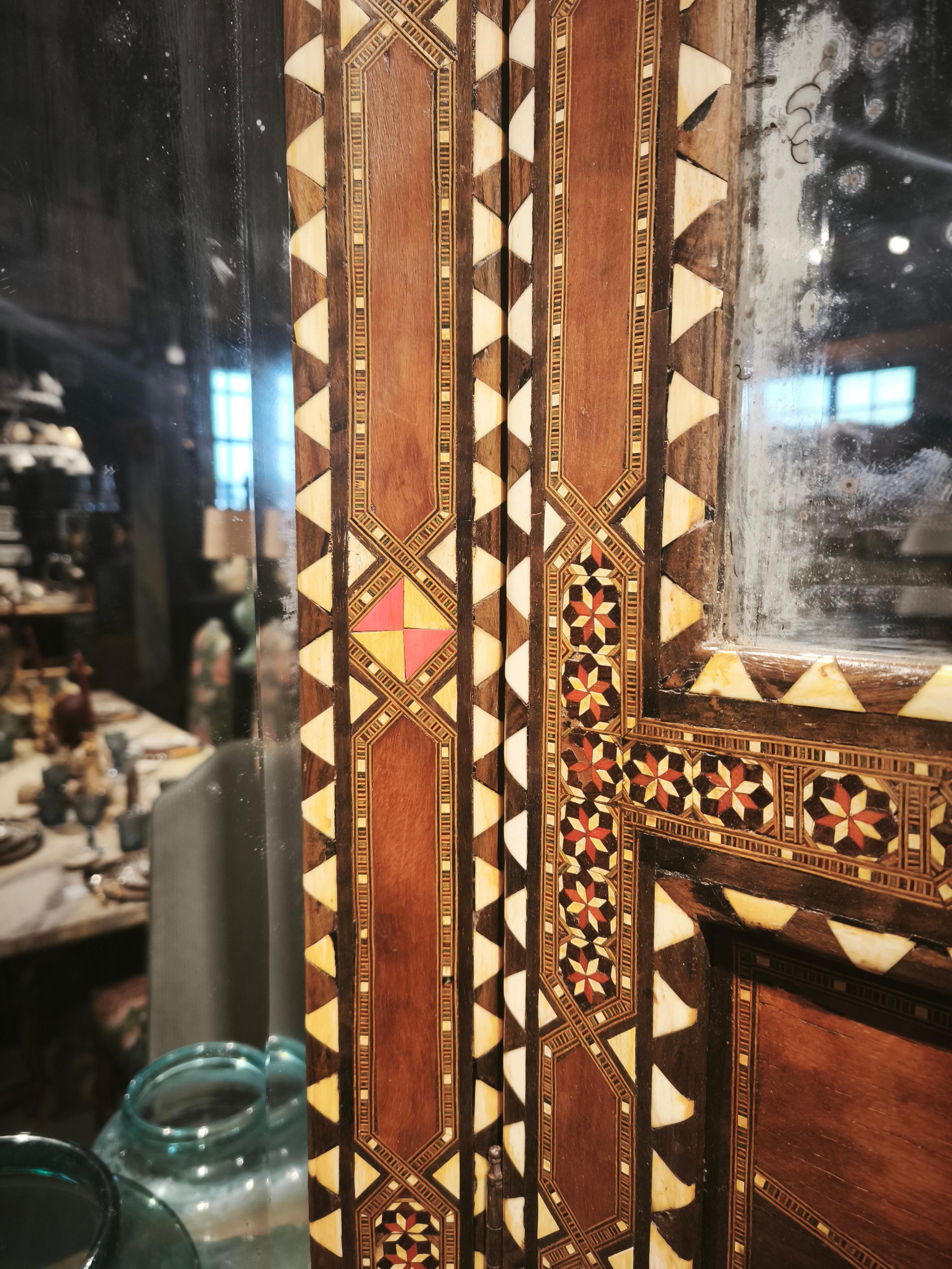 Specchio trittico in stile orientale degli anni '70 con intarsi in madreperla e ottone in vendita 10