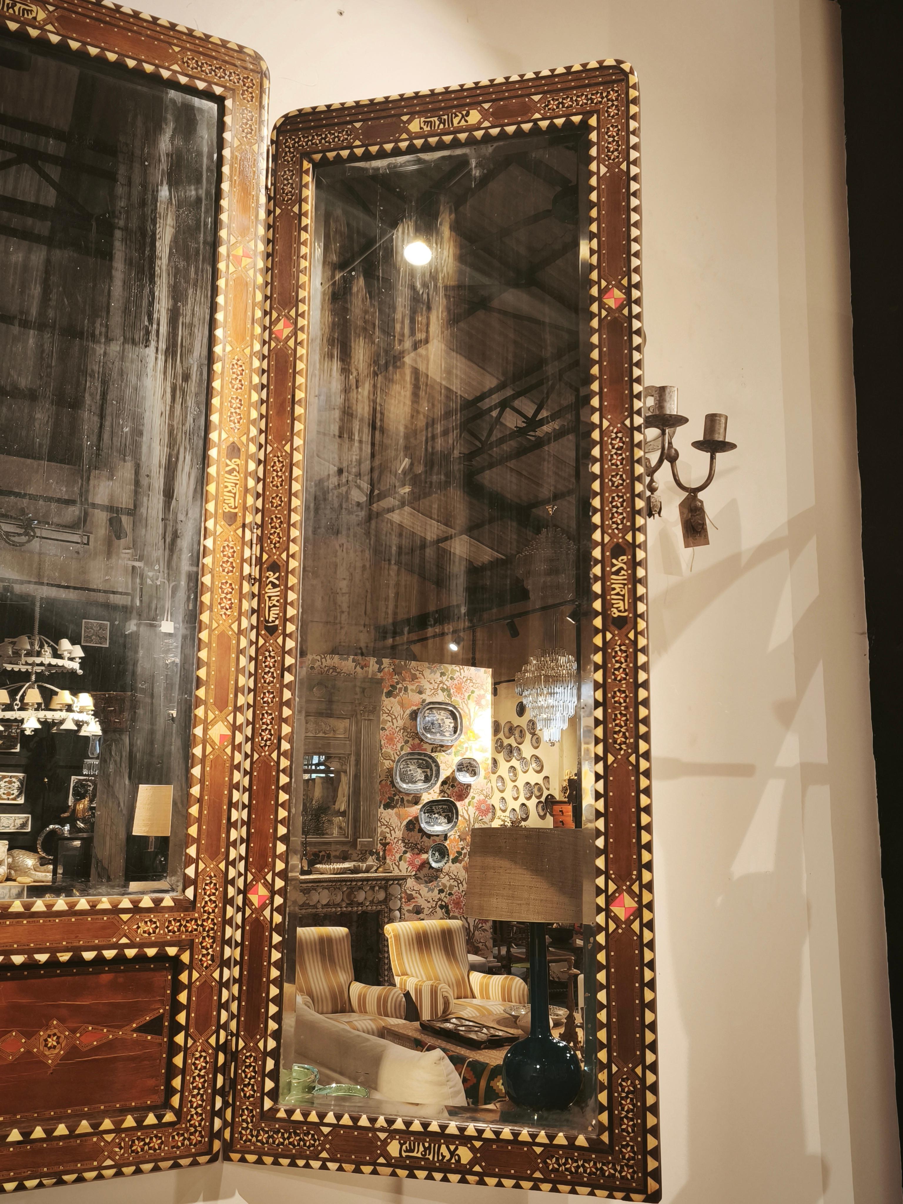 Specchio trittico in stile orientale degli anni '70 con intarsi in madreperla e ottone in vendita 11