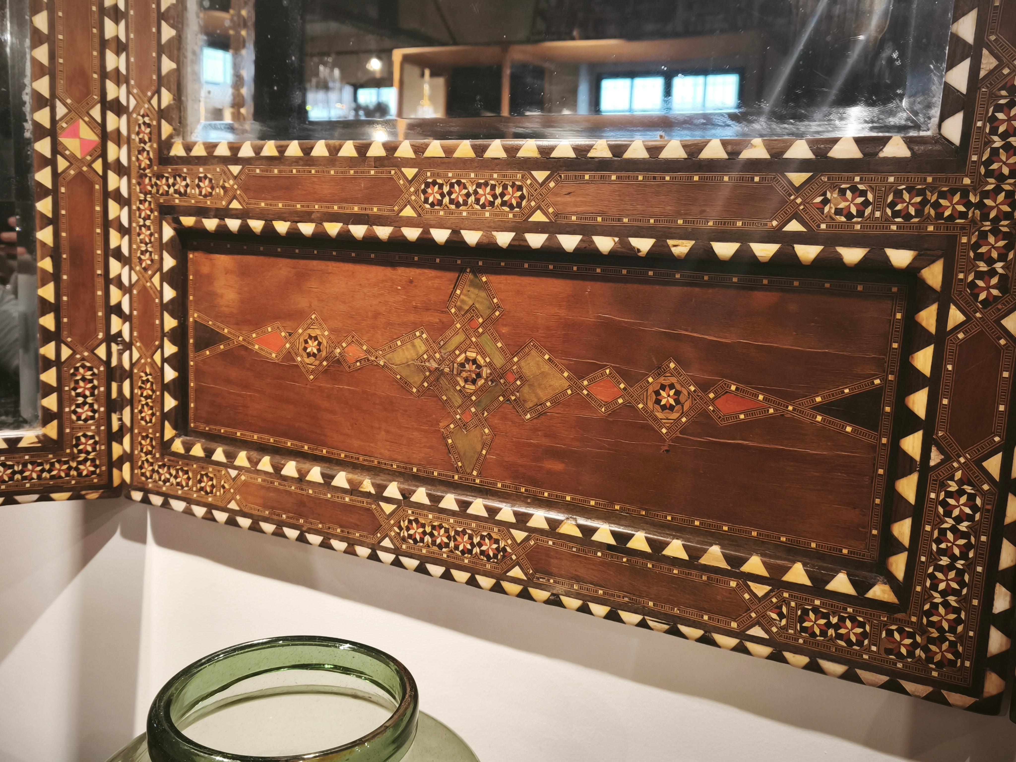 Spagnolo Specchio trittico in stile orientale degli anni '70 con intarsi in madreperla e ottone in vendita