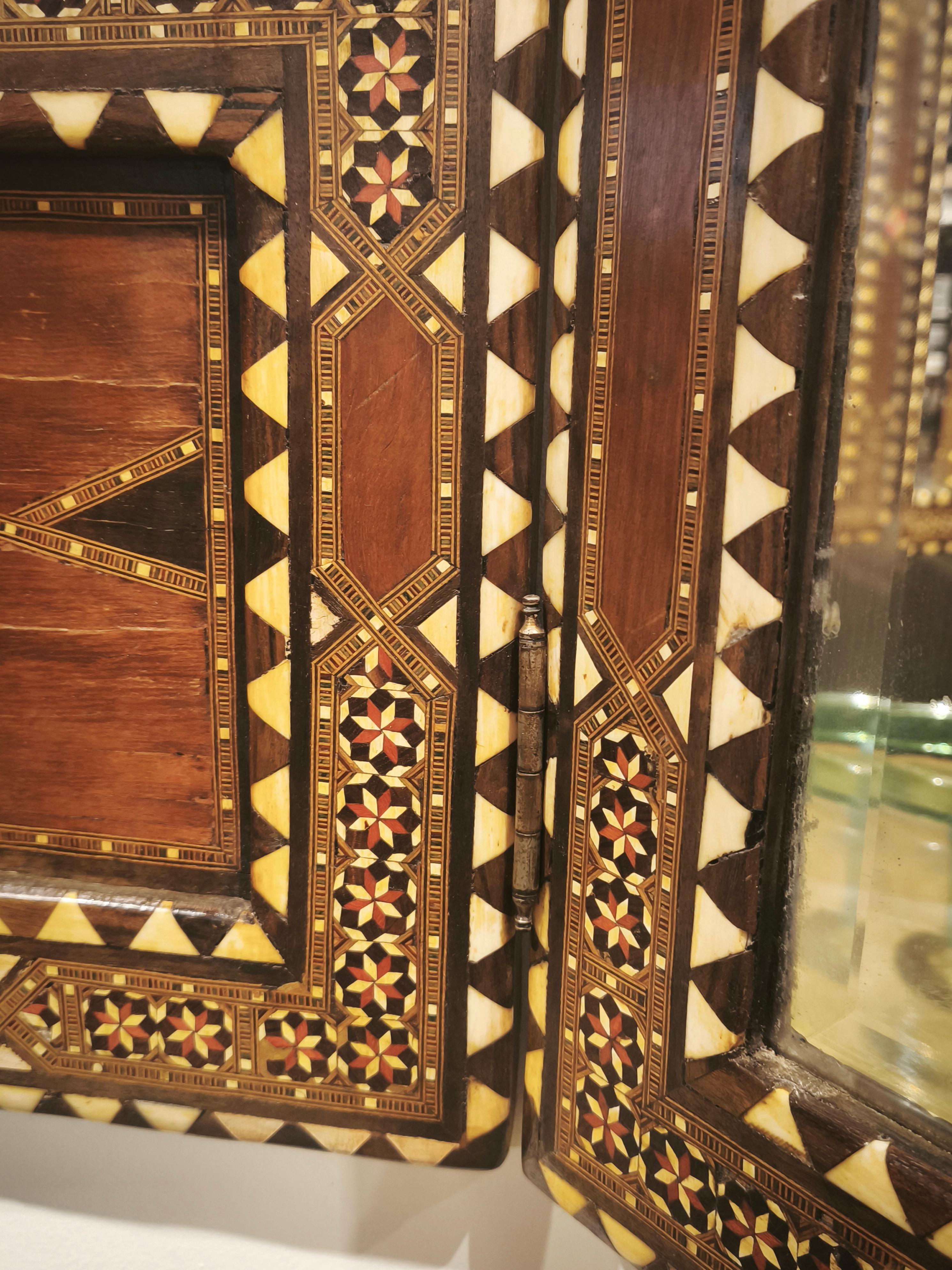 Intarsio Specchio trittico in stile orientale degli anni '70 con intarsi in madreperla e ottone in vendita
