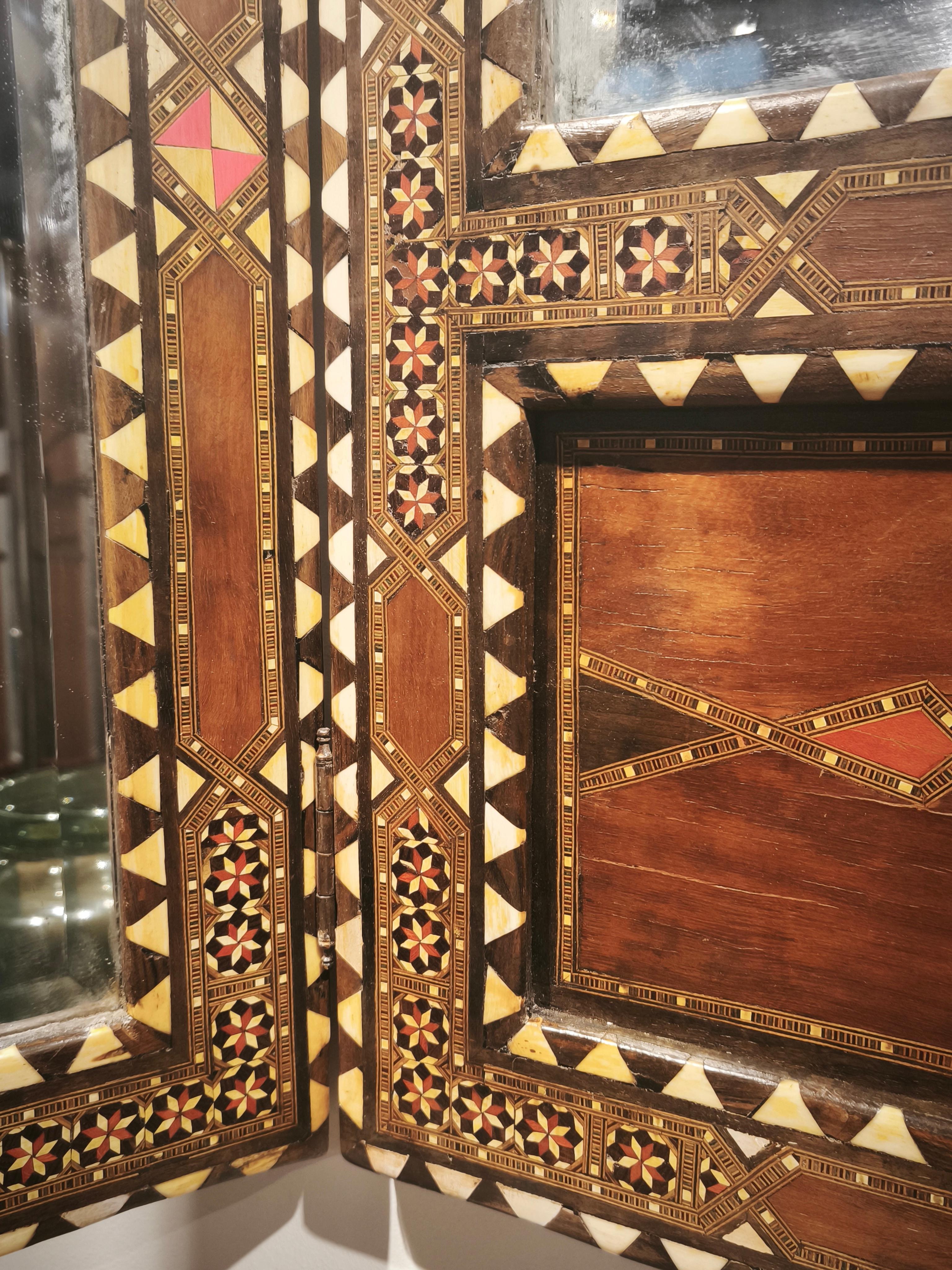 Specchio trittico in stile orientale degli anni '70 con intarsi in madreperla e ottone In condizioni buone in vendita a Marbella, ES