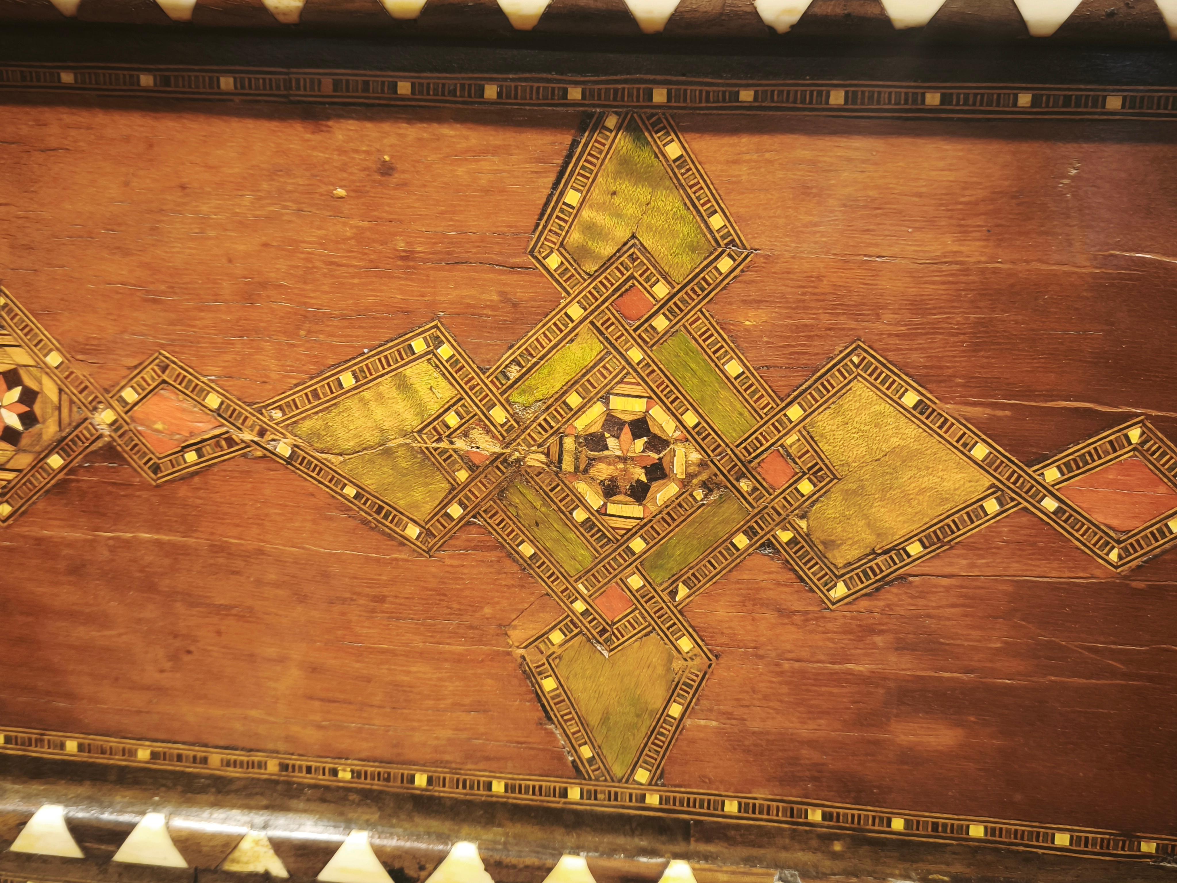 XX secolo Specchio trittico in stile orientale degli anni '70 con intarsi in madreperla e ottone in vendita