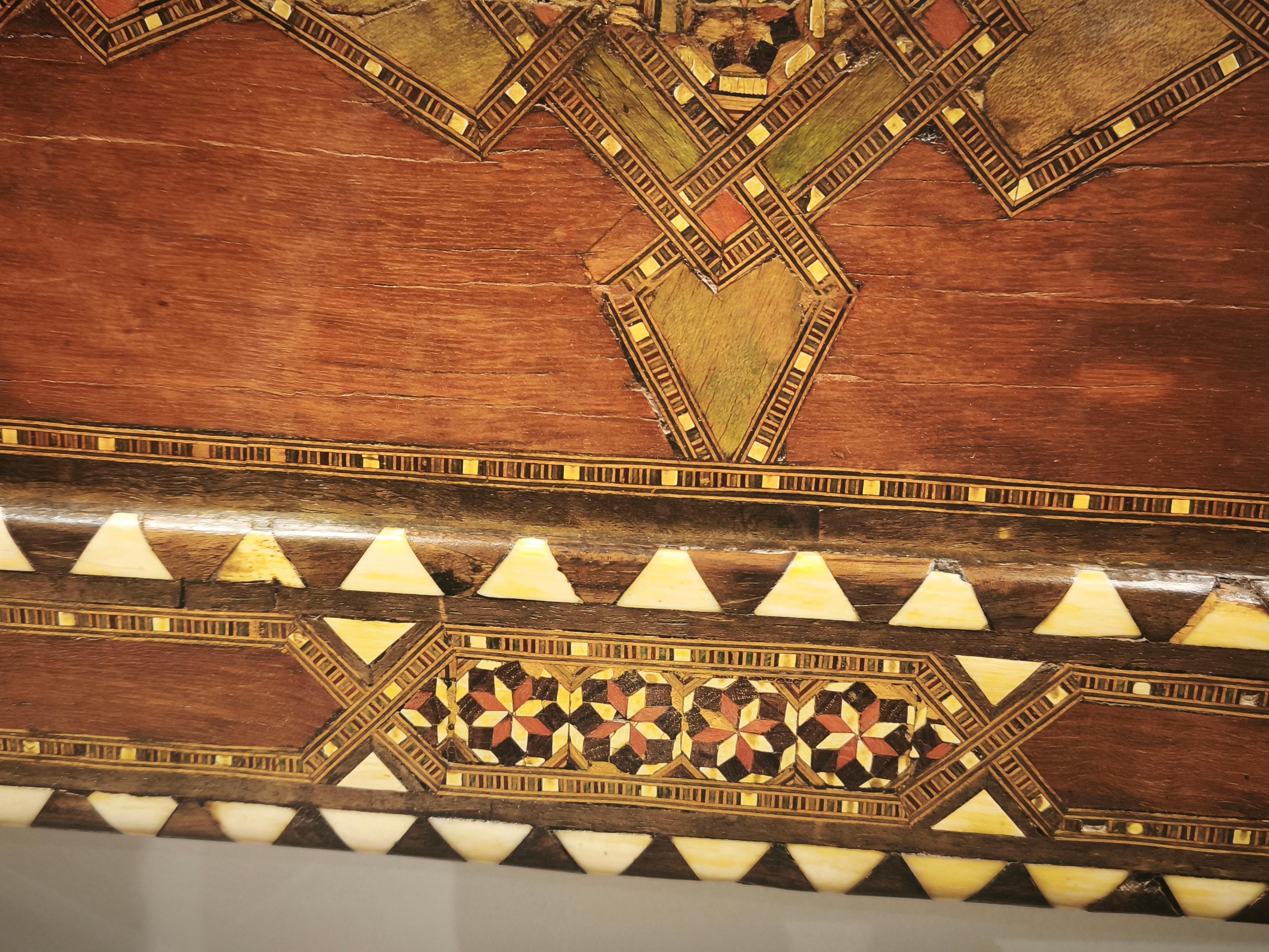 Legno Specchio trittico in stile orientale degli anni '70 con intarsi in madreperla e ottone in vendita