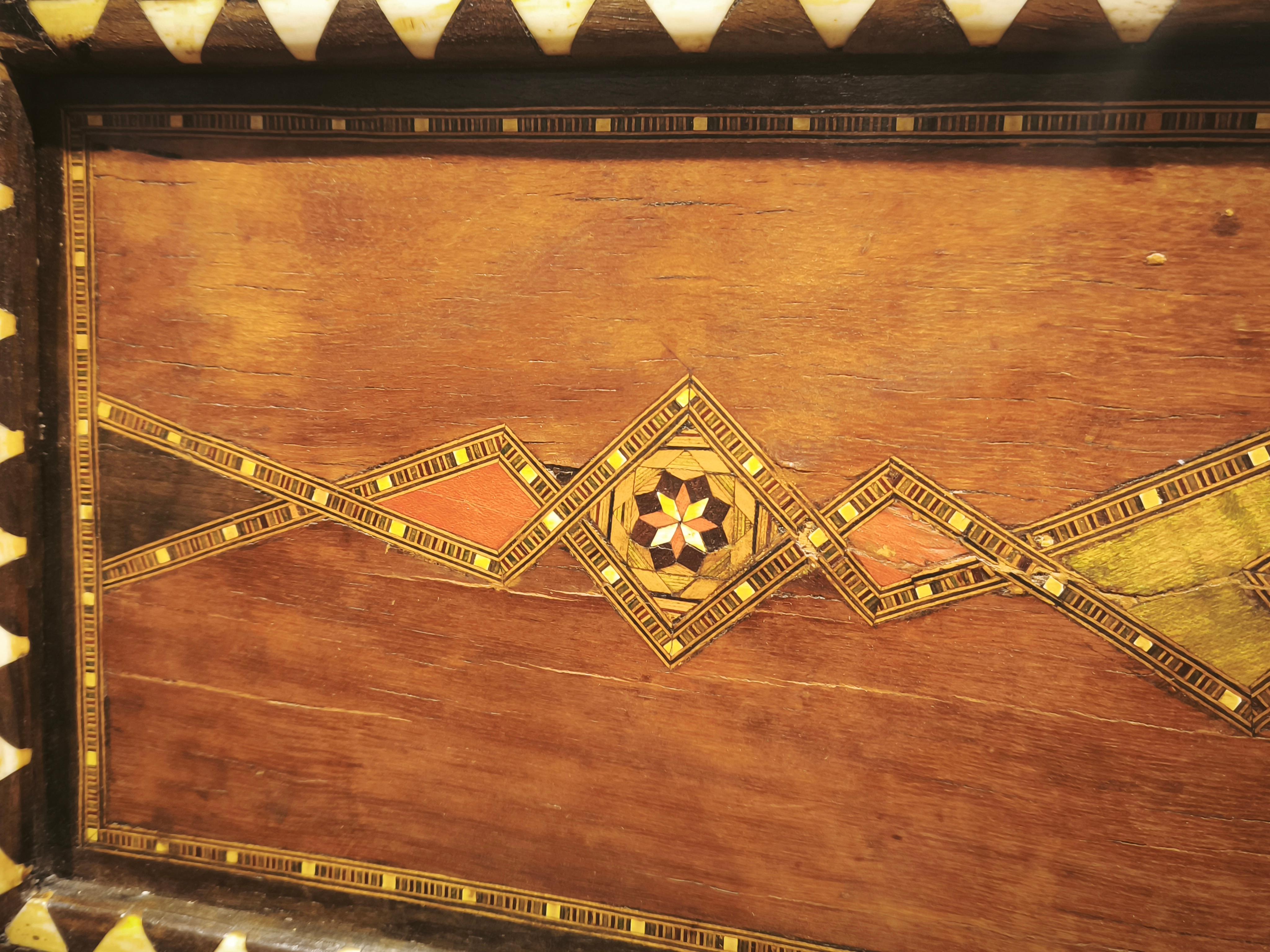 Specchio trittico in stile orientale degli anni '70 con intarsi in madreperla e ottone in vendita 1