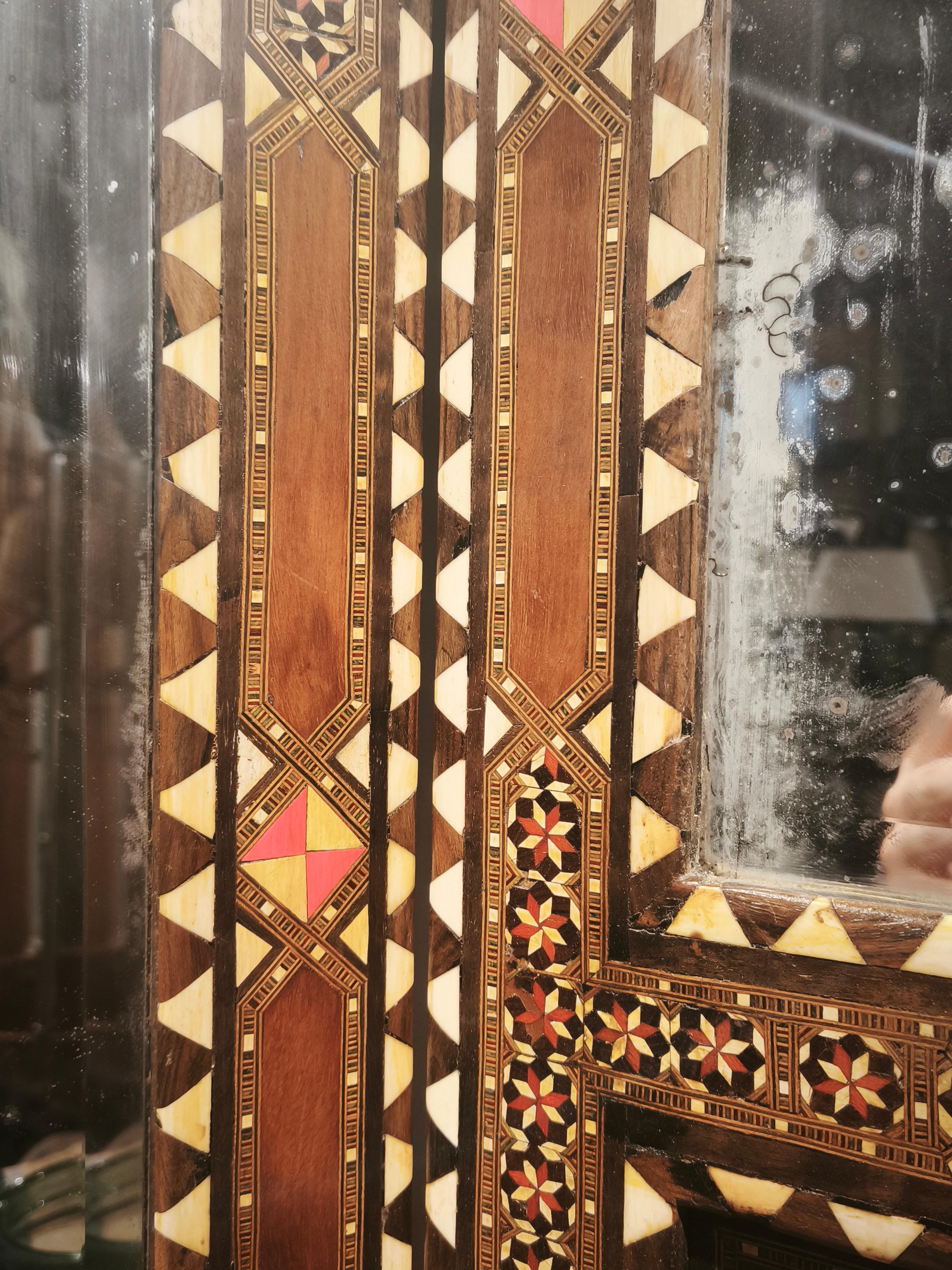 Specchio trittico in stile orientale degli anni '70 con intarsi in madreperla e ottone in vendita 2