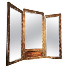 1970 Miroir triptyque de style oriental avec marqueterie de nacre et de laiton