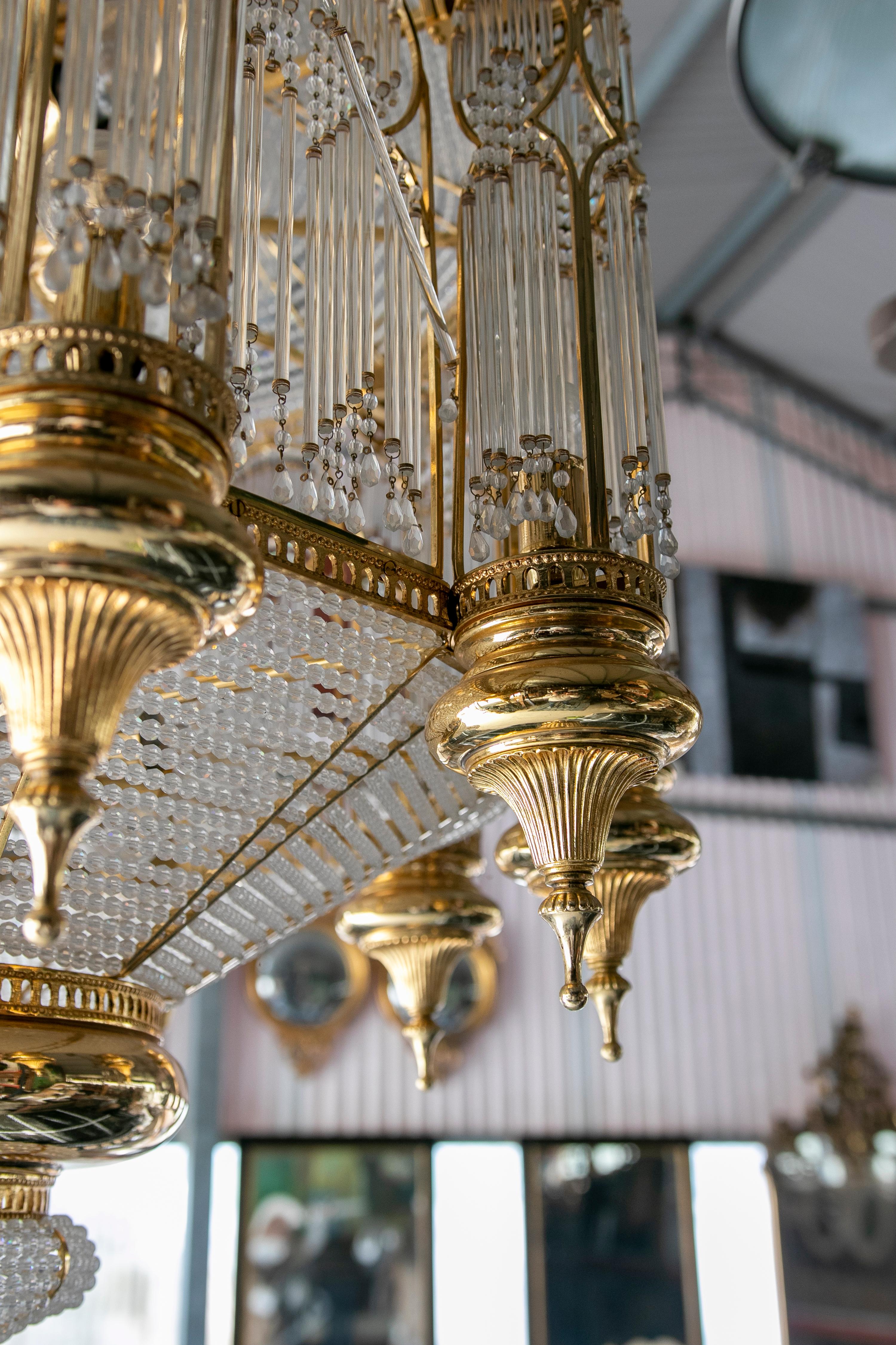 Orientalische Deckenleuchte aus vergoldetem Messing und Kristall im Stil der 1970er Jahre im Zustand „Gut“ im Angebot in Marbella, ES