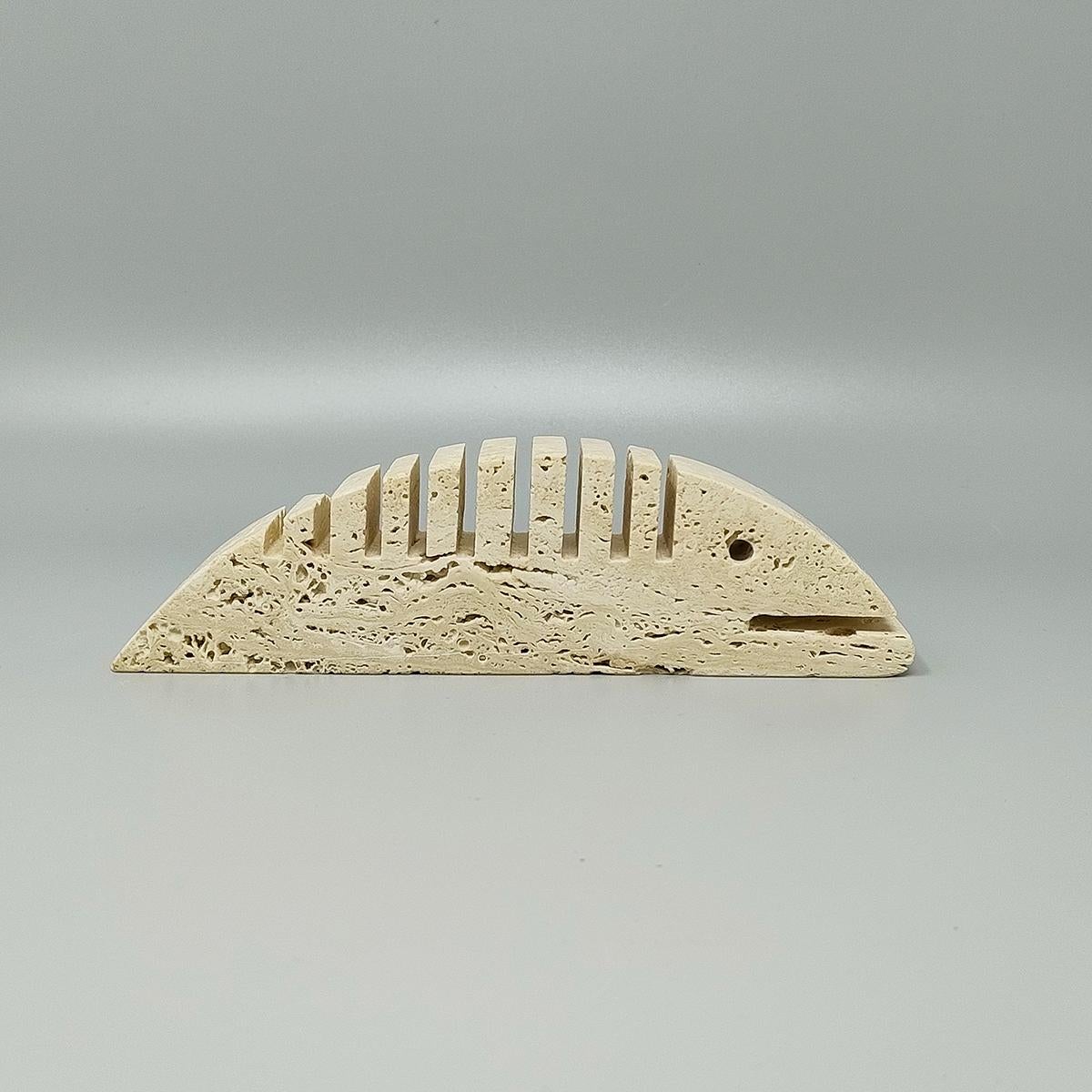 1970s Original gran escultura de pez de travertino de F.lli Mannelli. El artículo está en excelentes condiciones. Fabricado en Italia.
Dimensión:
8,26 ancho x 1,18 fondo x 2,36 alto pulgadas
L 21 cm x P 3 cm x cm 6 H.