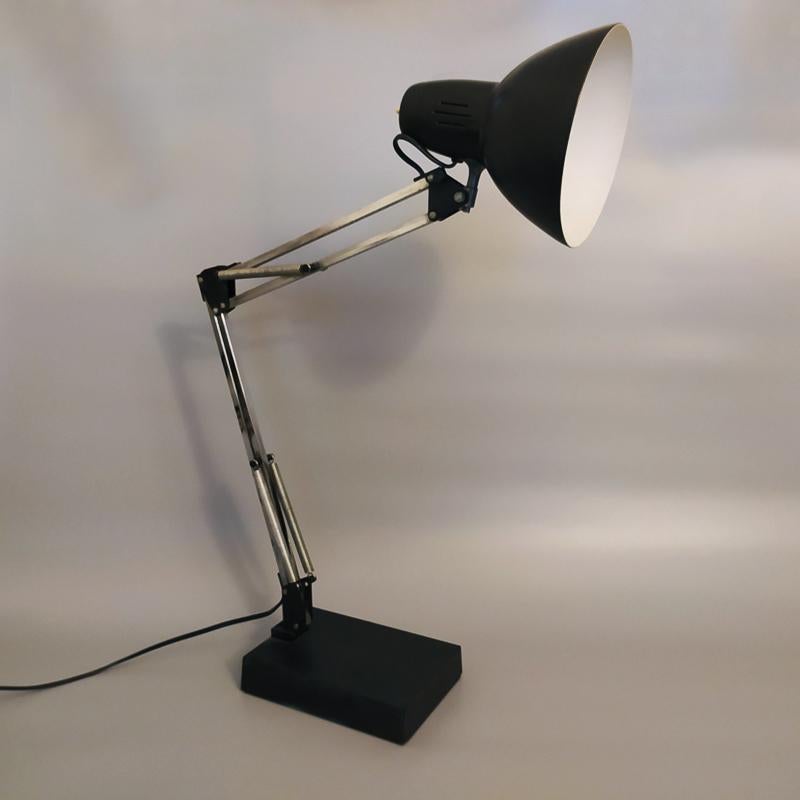 1970s Stunning black gorgeous architect table Lamp by Arteluce in metal with a double-articulated arm and an adjustable shade for targeted lighting. Made in Italy. The lamp is in excellent condition. It works perfectly . A true piece of modern