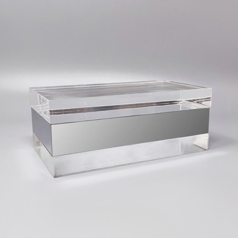 1970er Jahre Originale, wunderschöne Box von Gabriella Crespi aus Metall und Plexiglas. Es ist in ausgezeichnetem Zustand. Die Schachtel ist signiert. Hergestellt in Italien
Dimension:
7,08