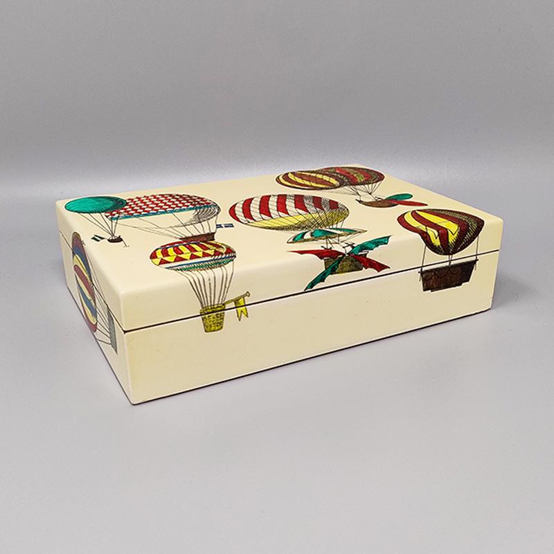 1970 Boîte originale magnifique de Piero Fornasetti en bois de noyer. Il est en excellent état. La boîte est signée sur le fond.
Dimension :
7,87 x 5,51 x 1,96 pouces
cm 20 x cm 14 x cm 5 H